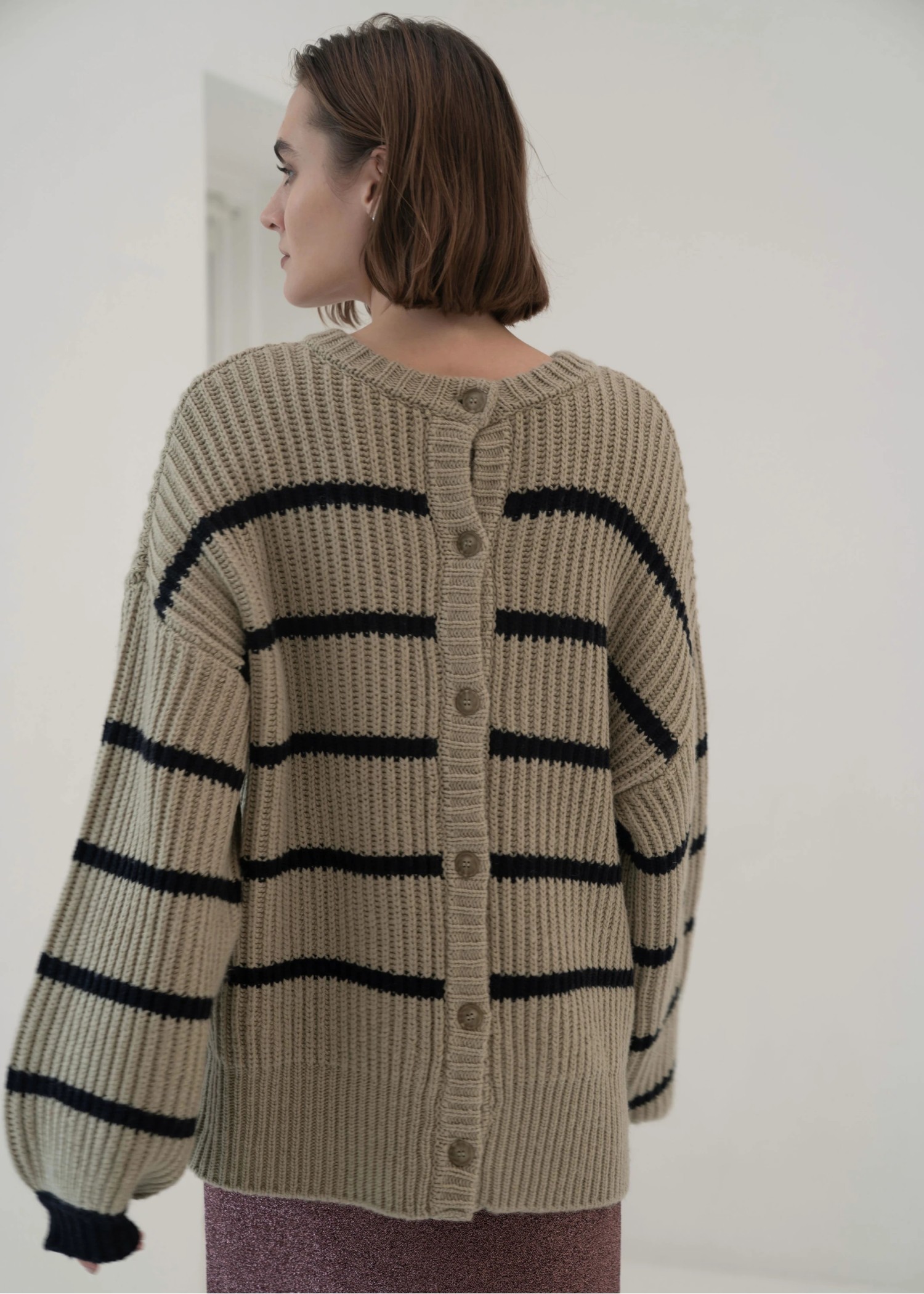 side button over size border knit