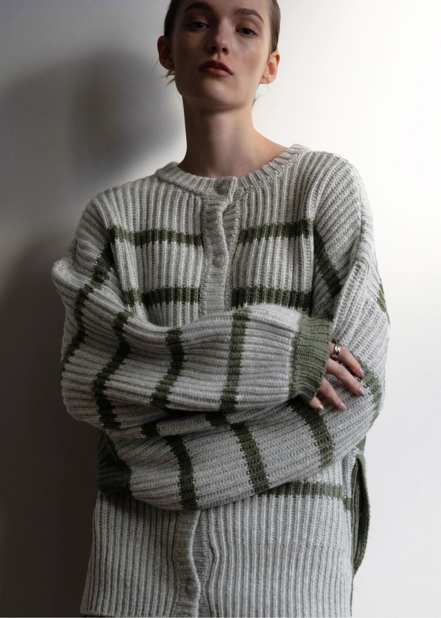 side button over size border knit