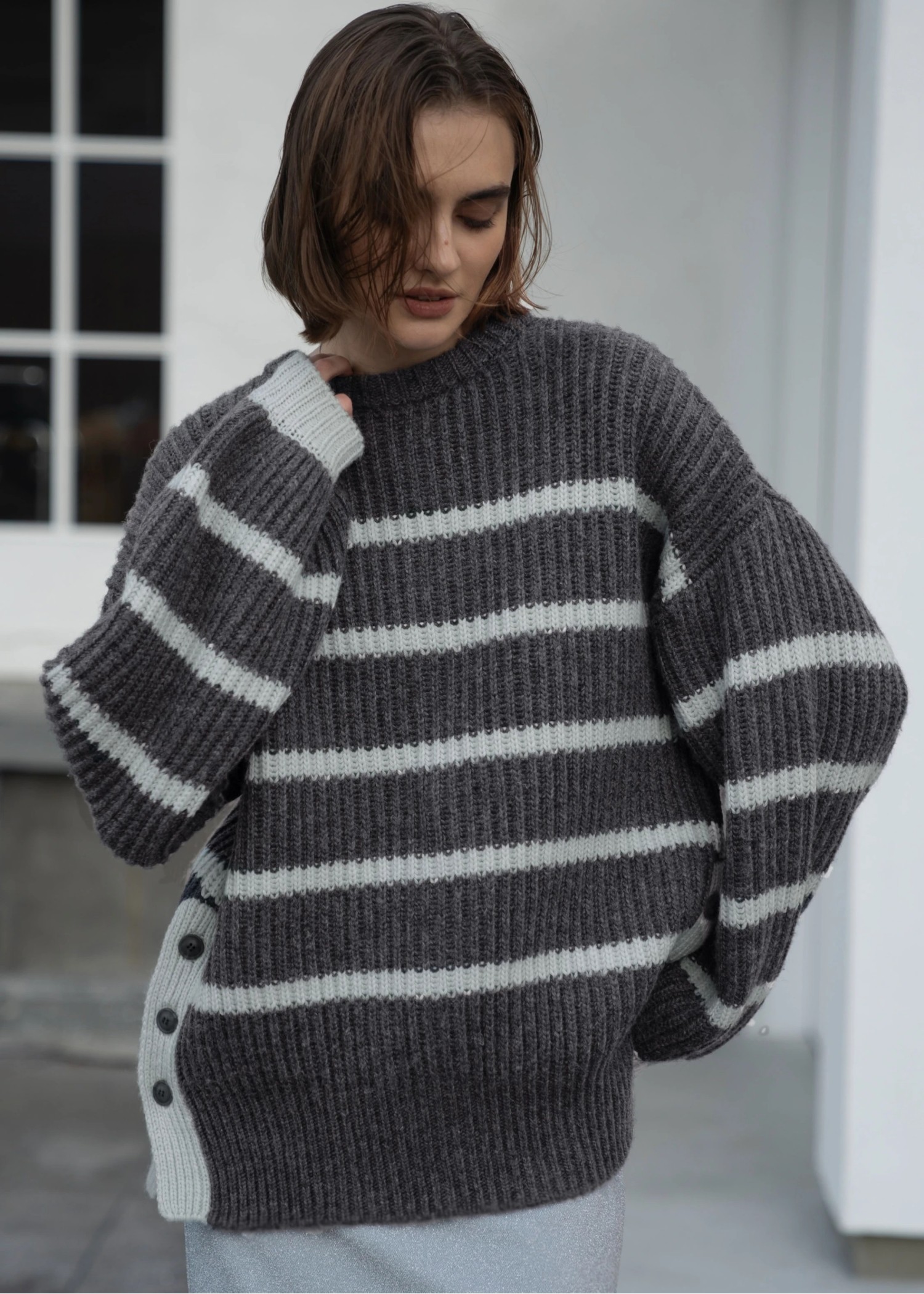 side button over size border knit