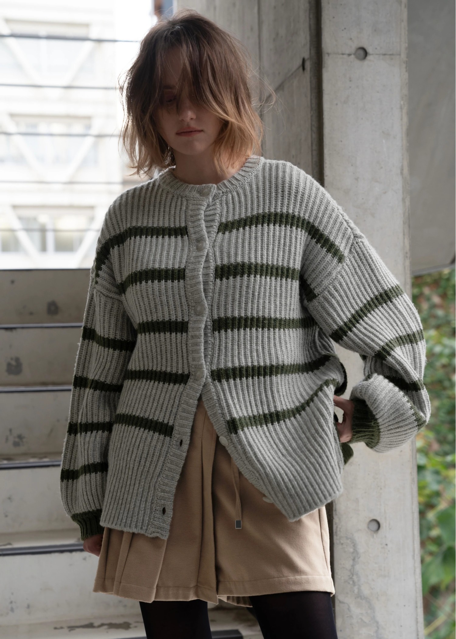 side button over size border knit