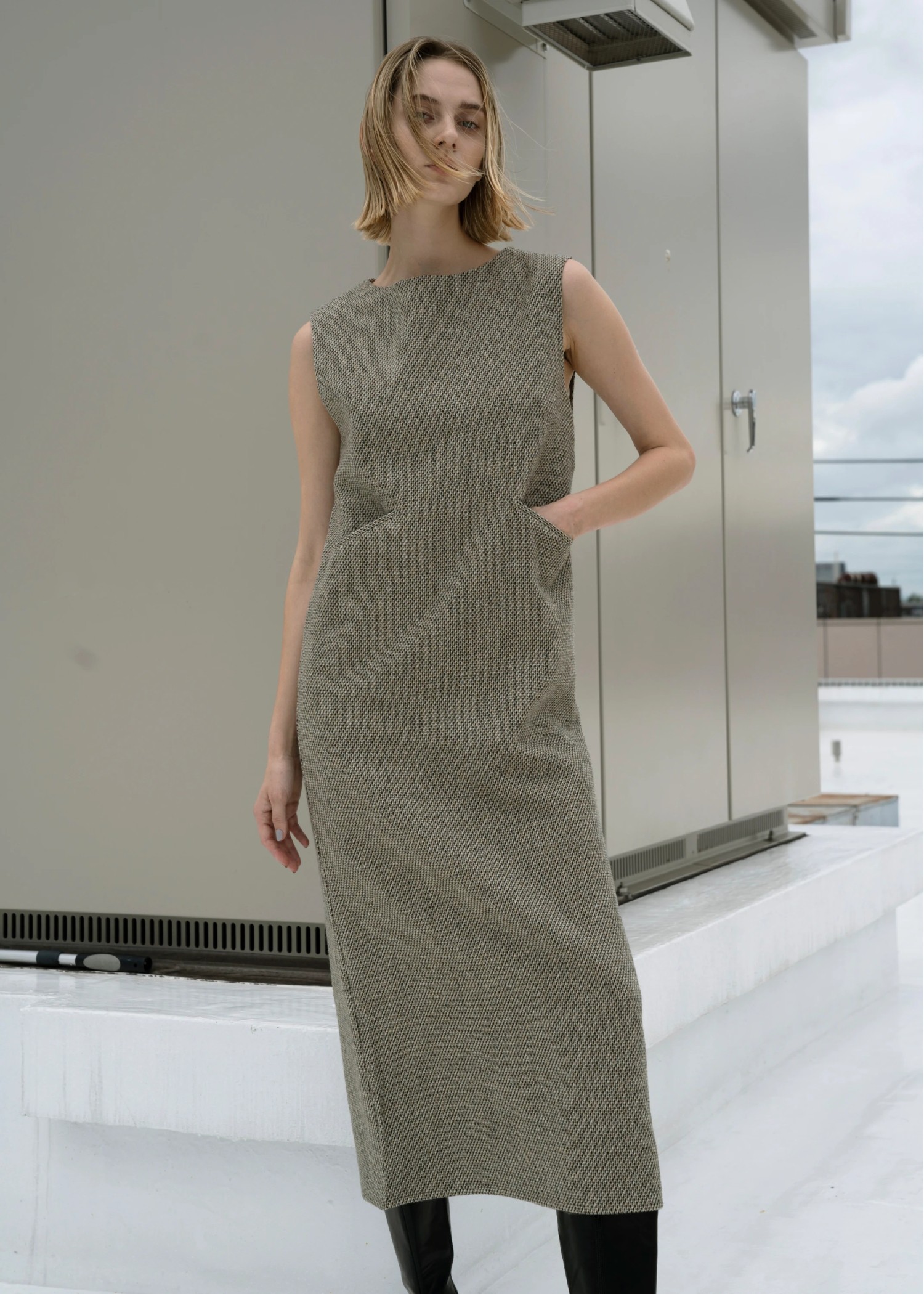 pencil line tweed no sleeve OP