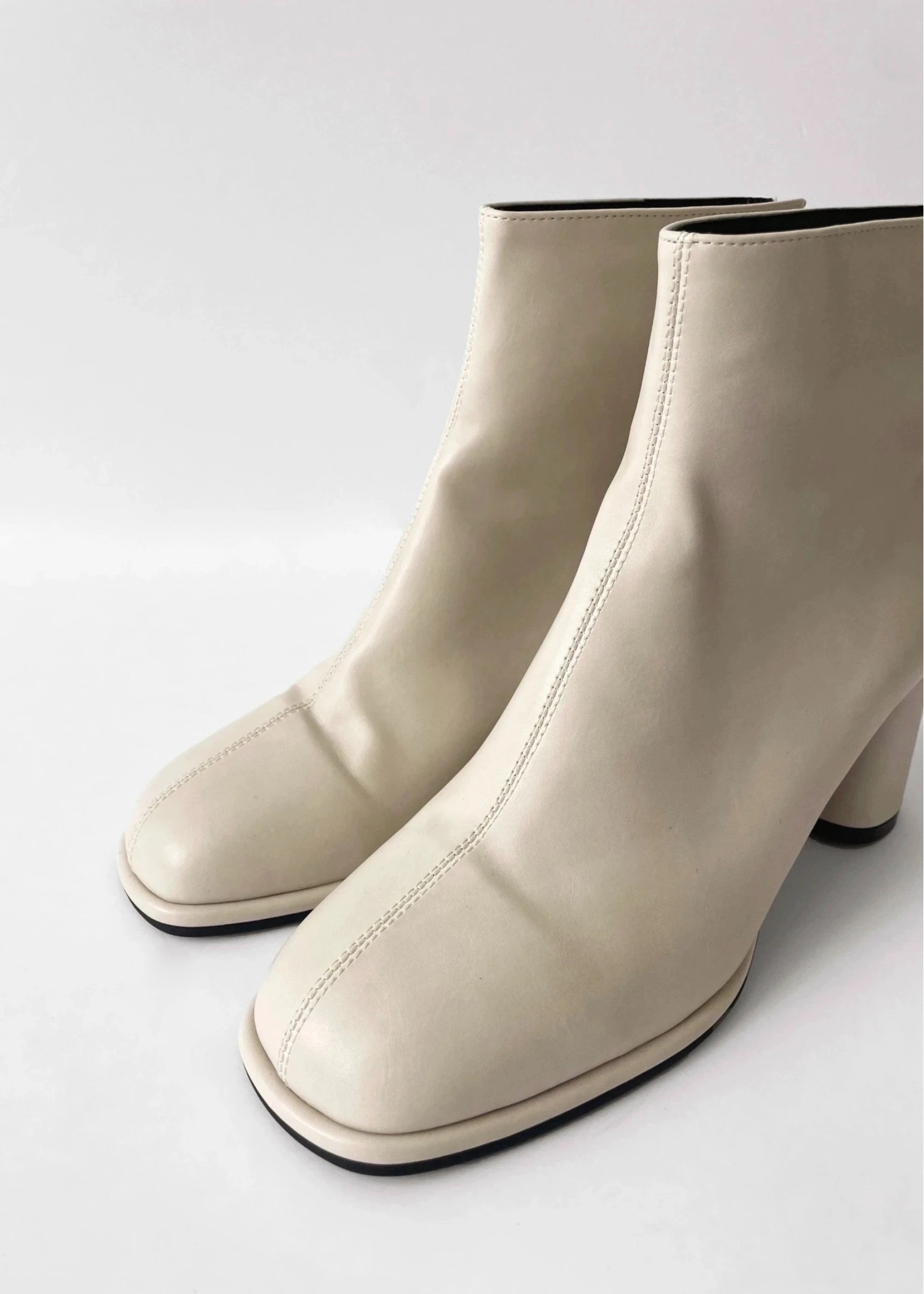 center seam round toe boots