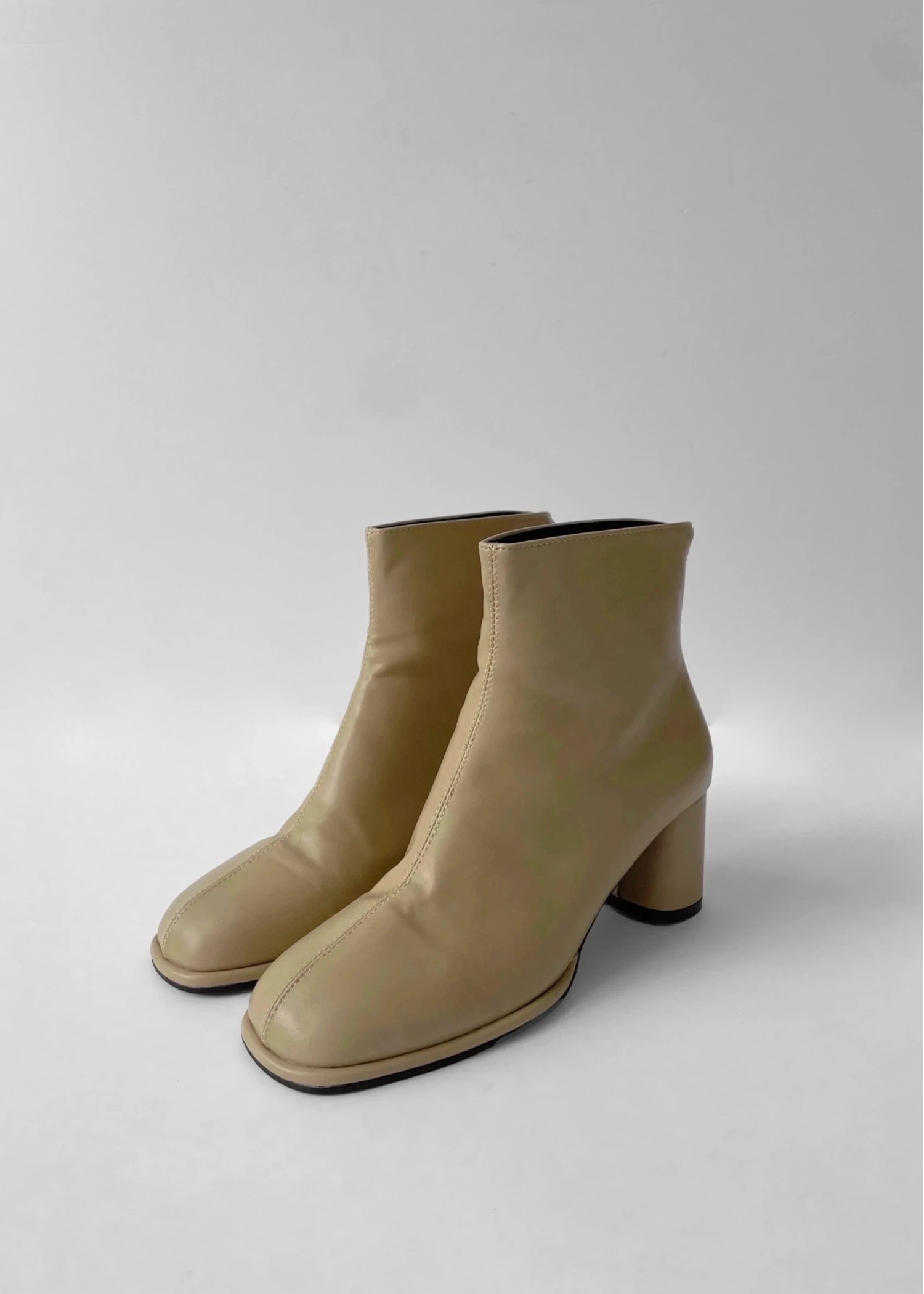 center seam round toe boots
