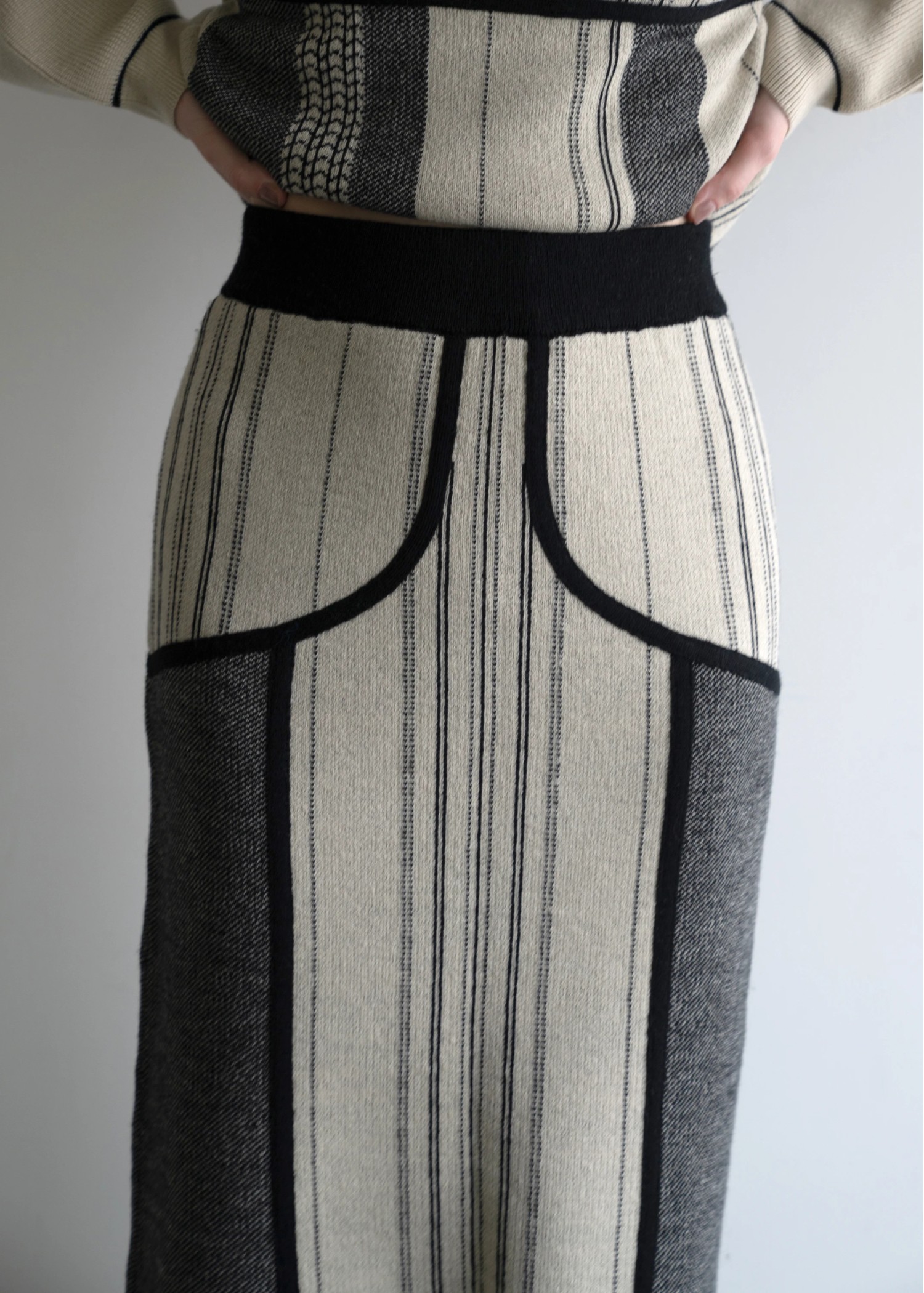 undulate placement jacquard pencil knit SK