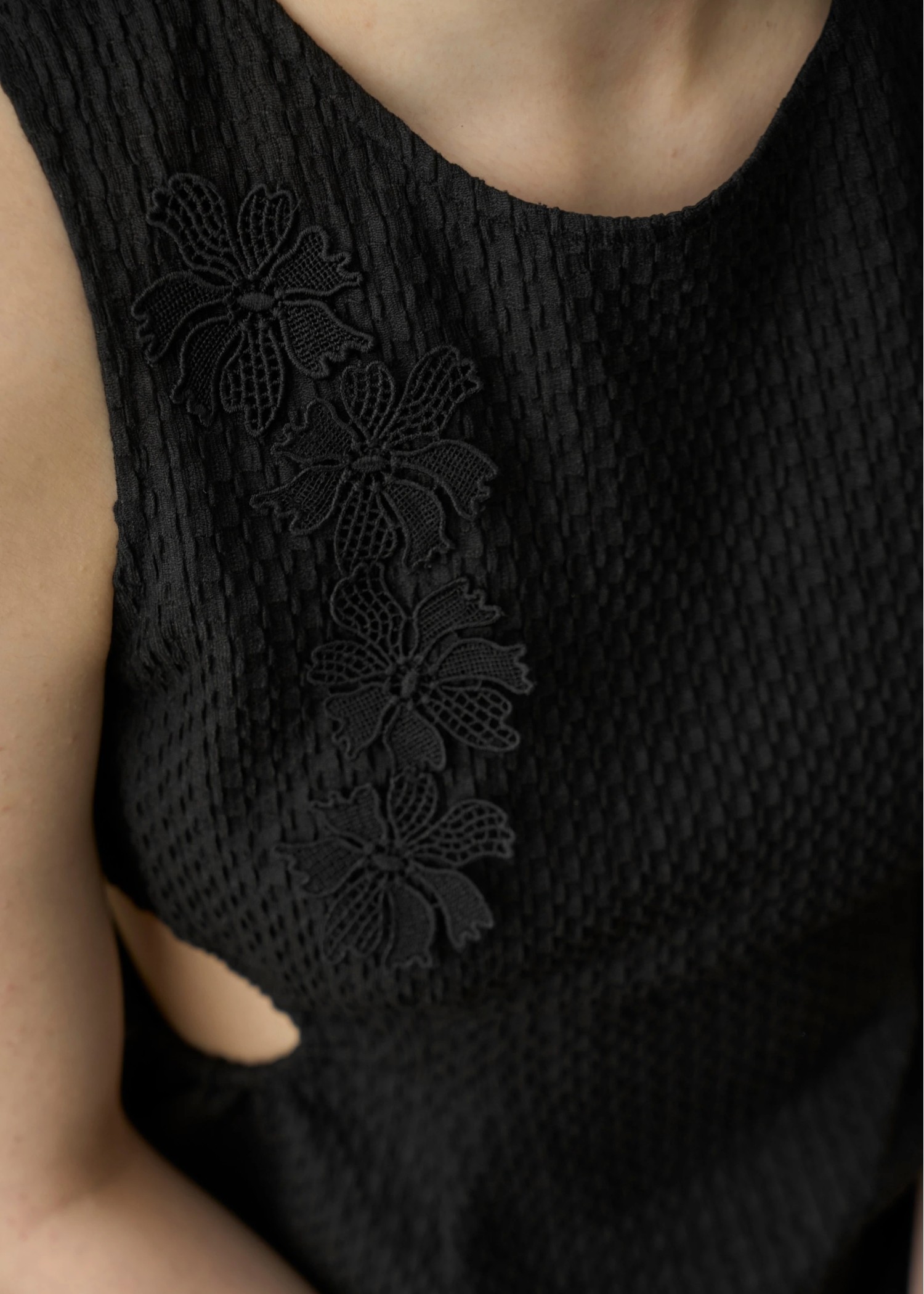 side drawstring open flower motif lace OP