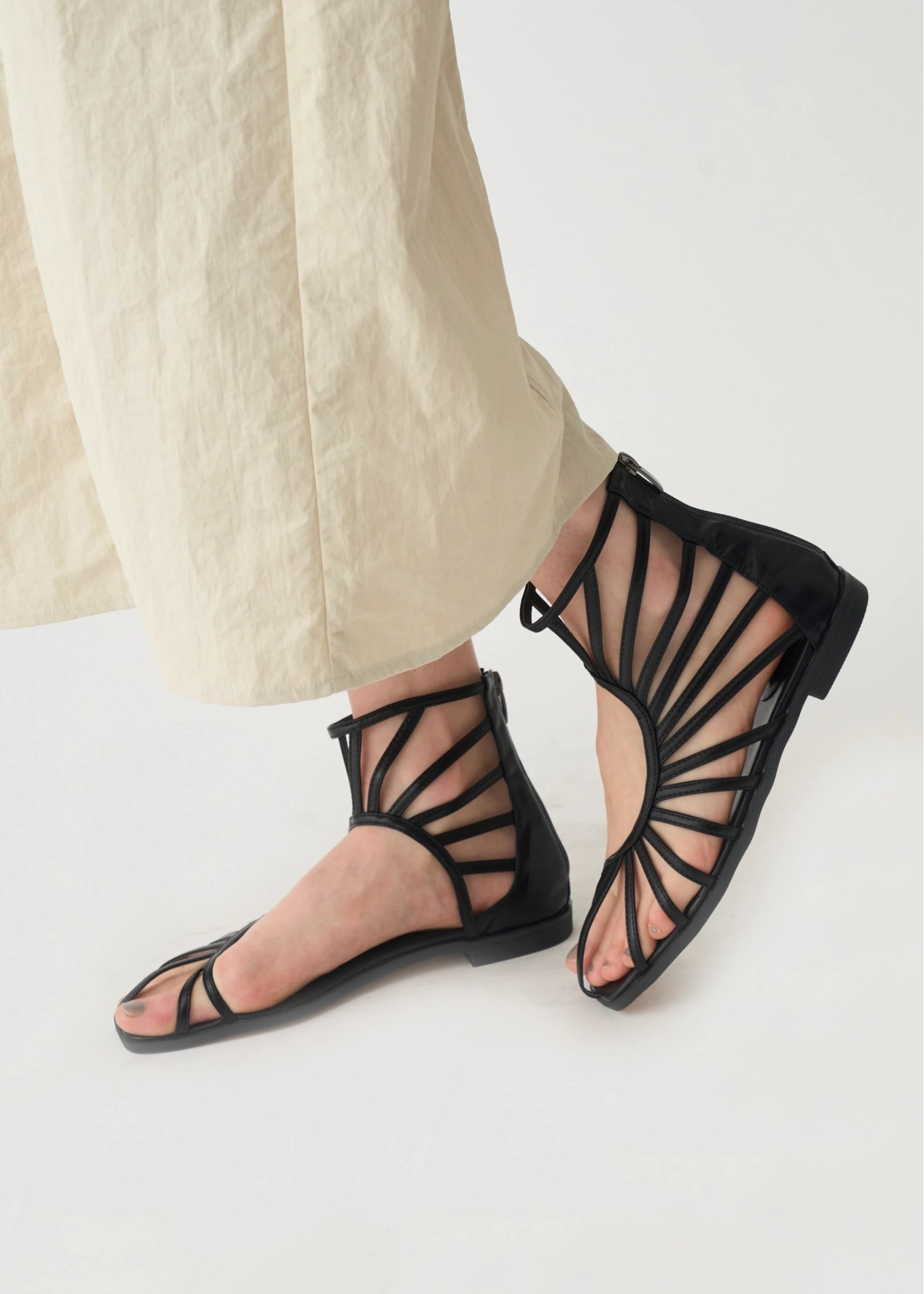 curve hollow out gladiator sandal