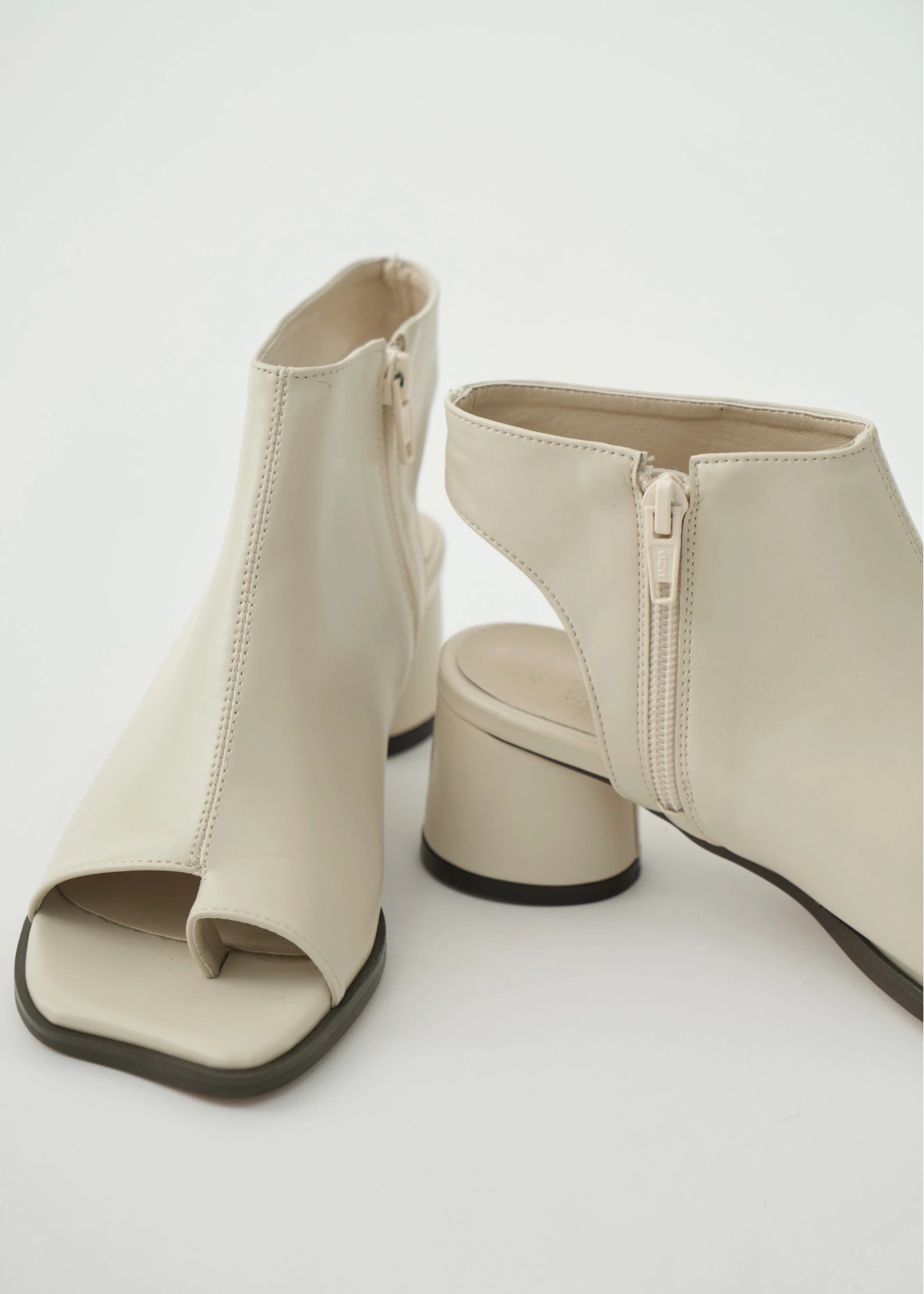 pollex round heel zip sandal