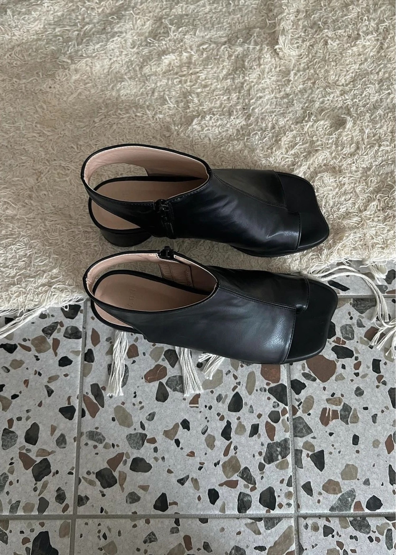 pollex round heel zip sandal