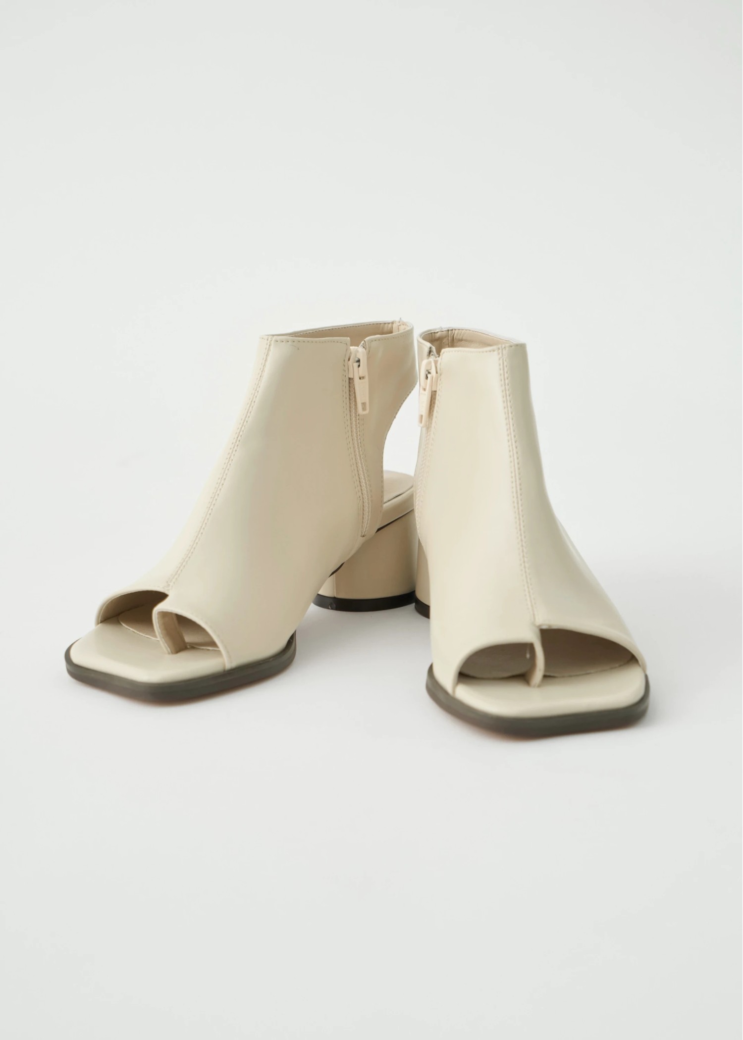 pollex round heel zip sandal