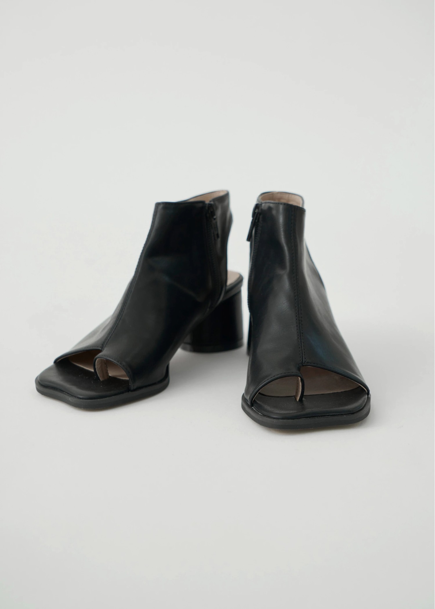 pollex round heel zip sandal