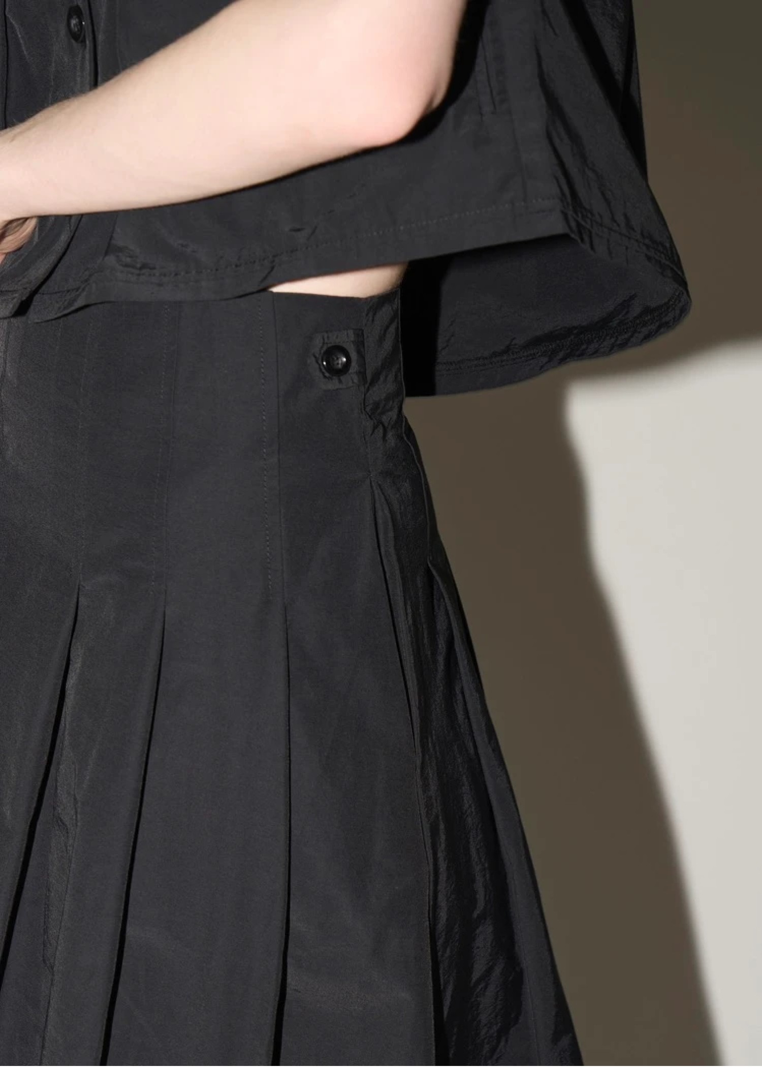 side button radially pleats SK