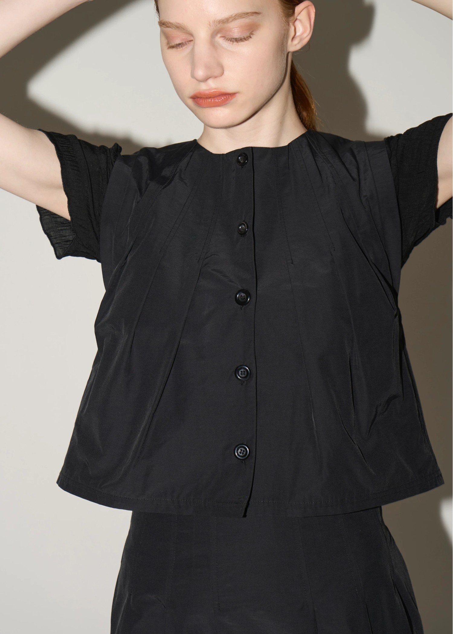 radially pleats no sleeve short tops