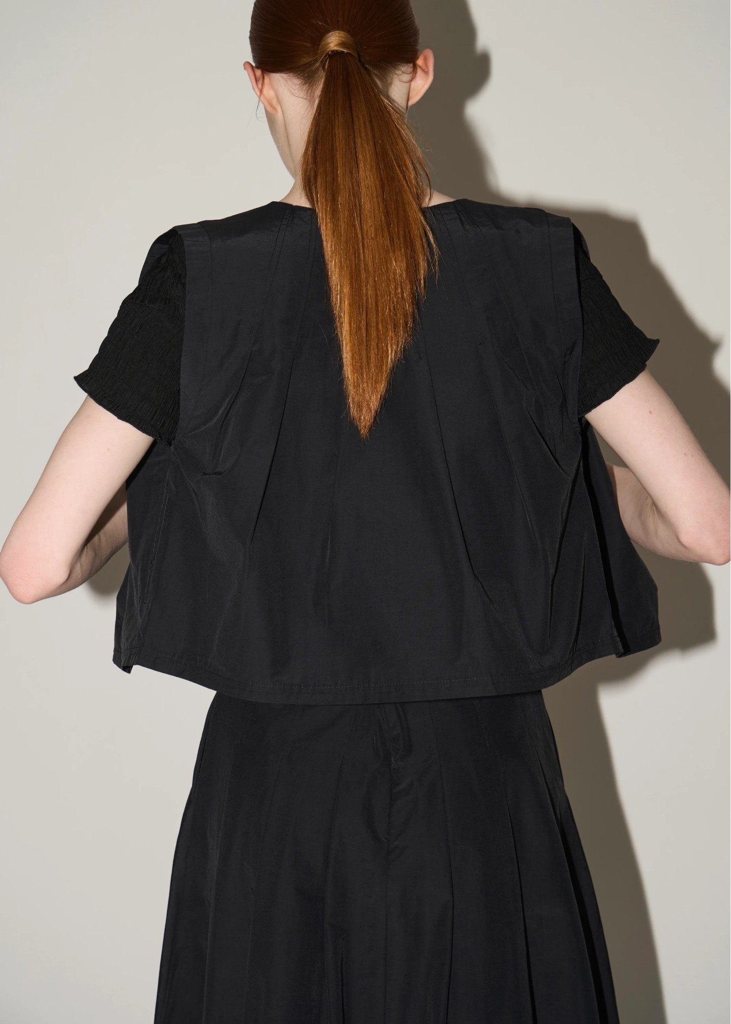 radially pleats no sleeve short tops