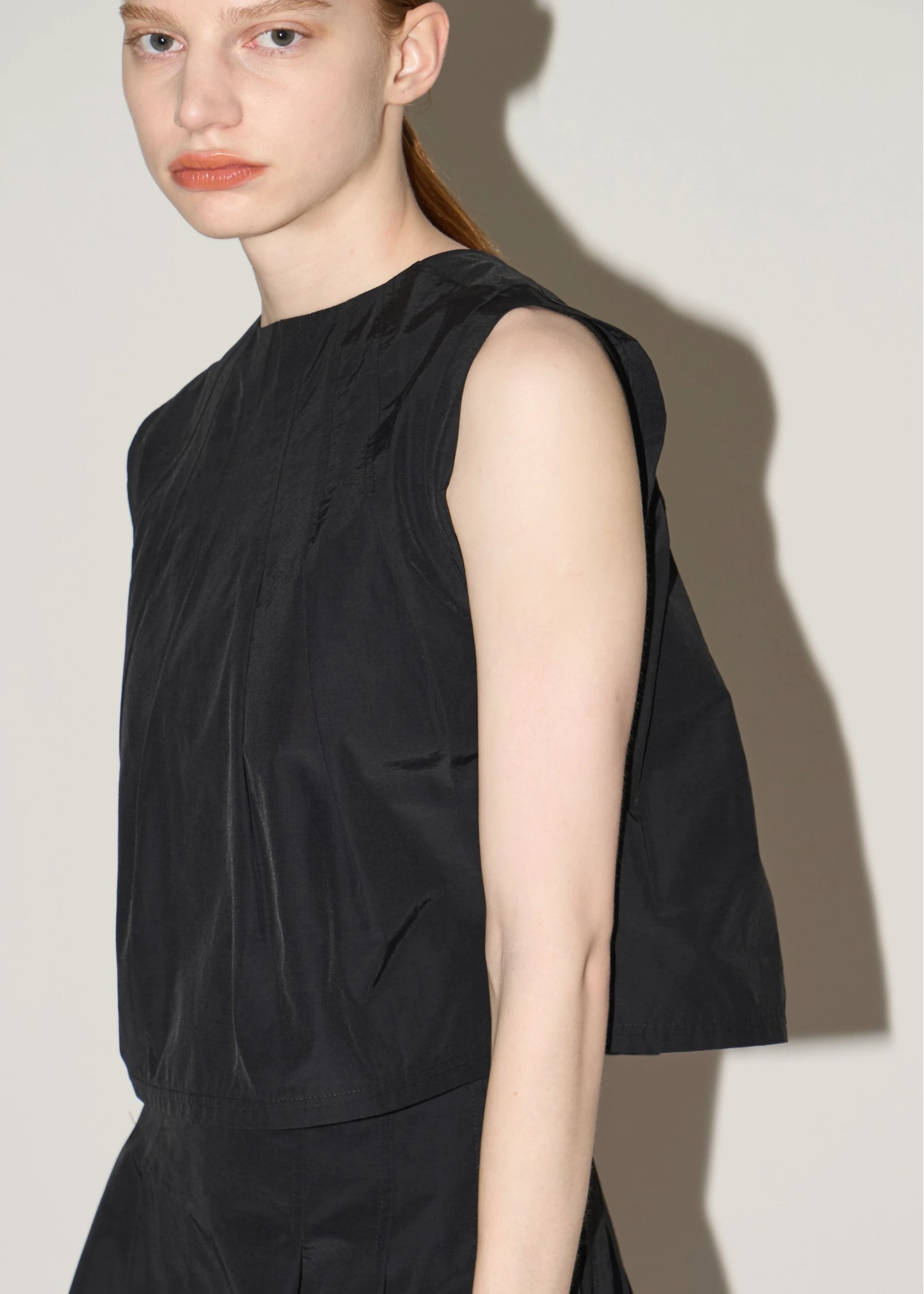 radially pleats no sleeve short tops