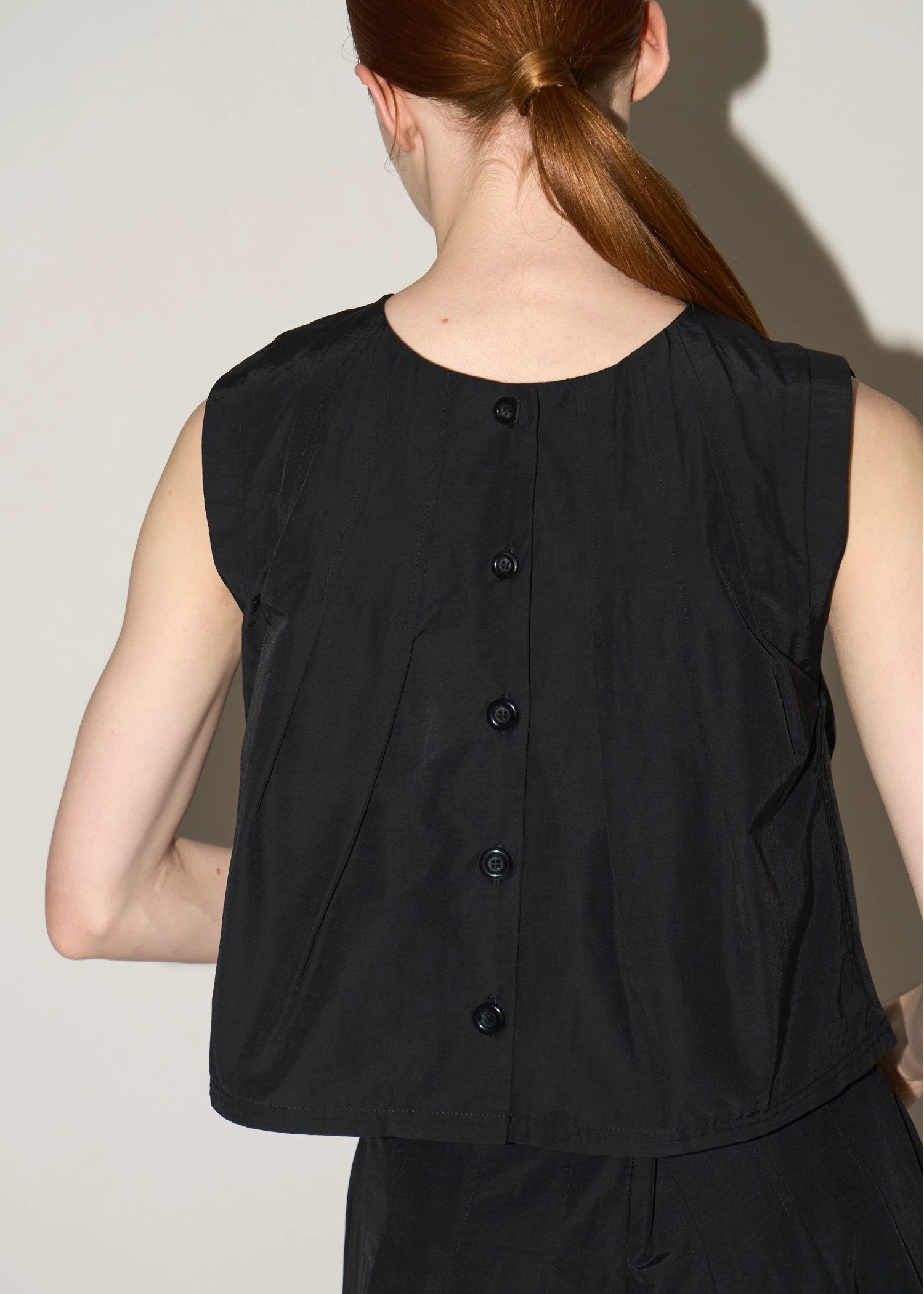 radially pleats no sleeve short tops