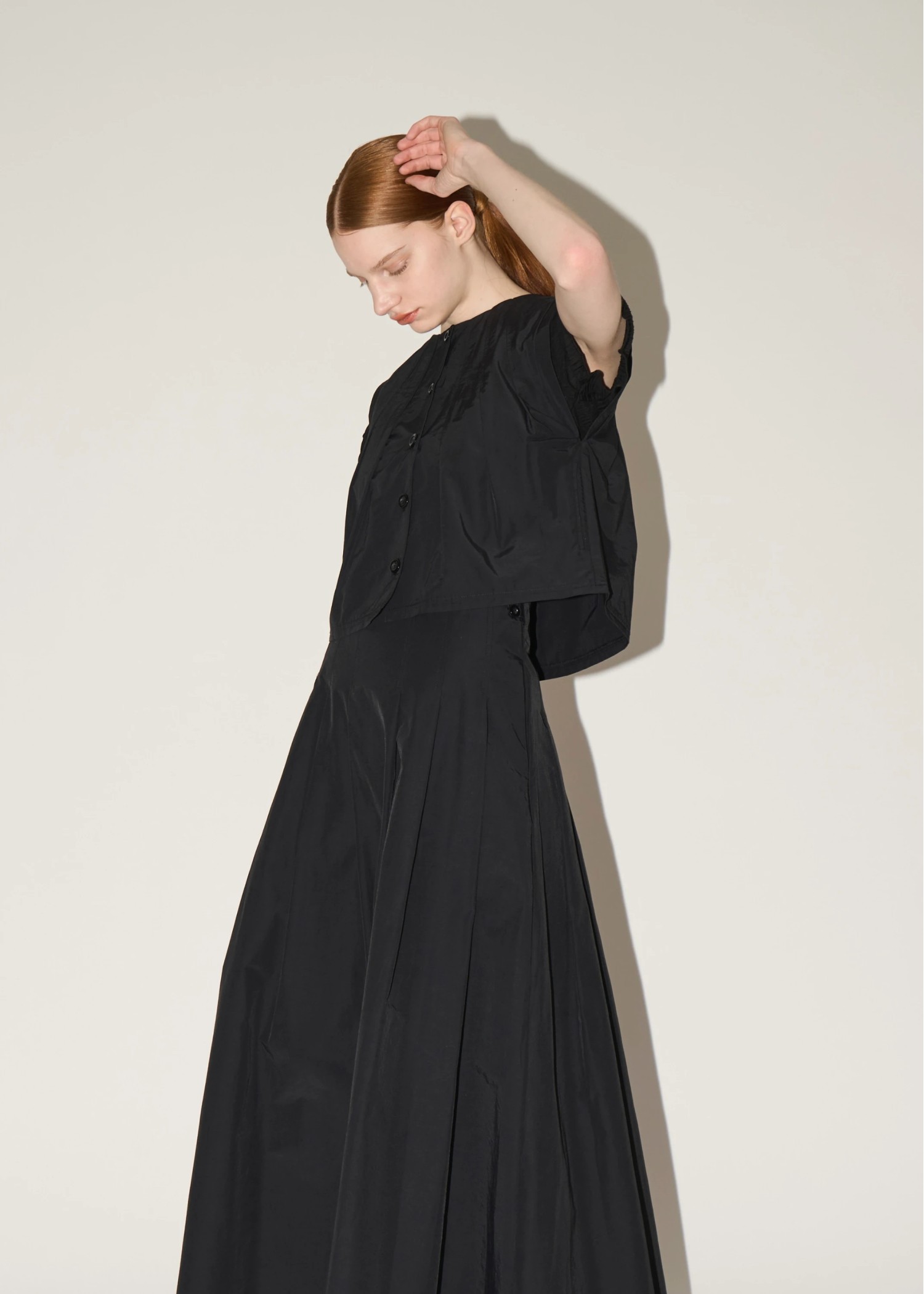 radially pleats no sleeve short tops