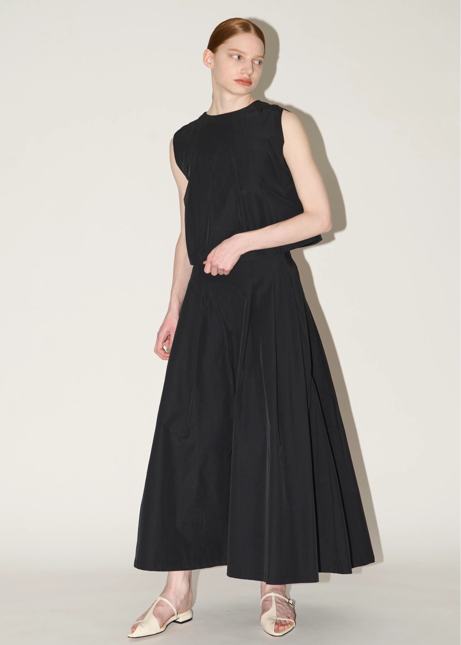 radially pleats no sleeve short tops