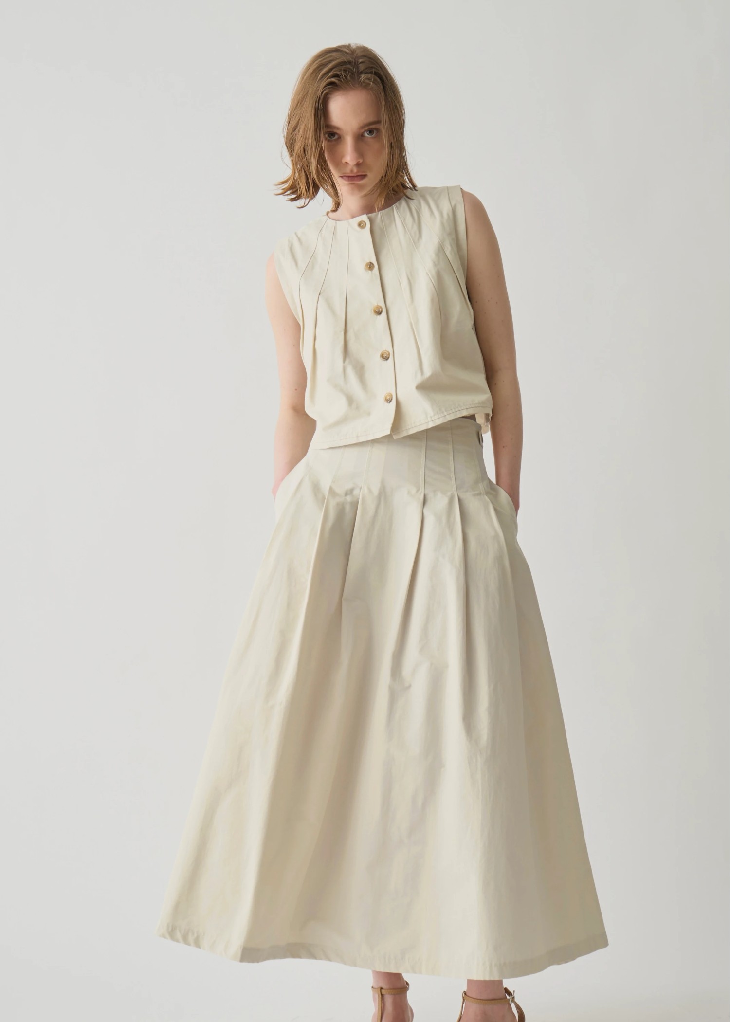 radially pleats no sleeve short tops