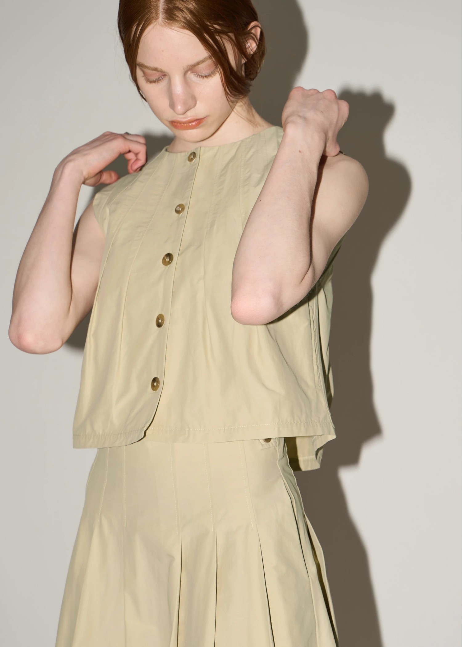 radially pleats no sleeve short tops