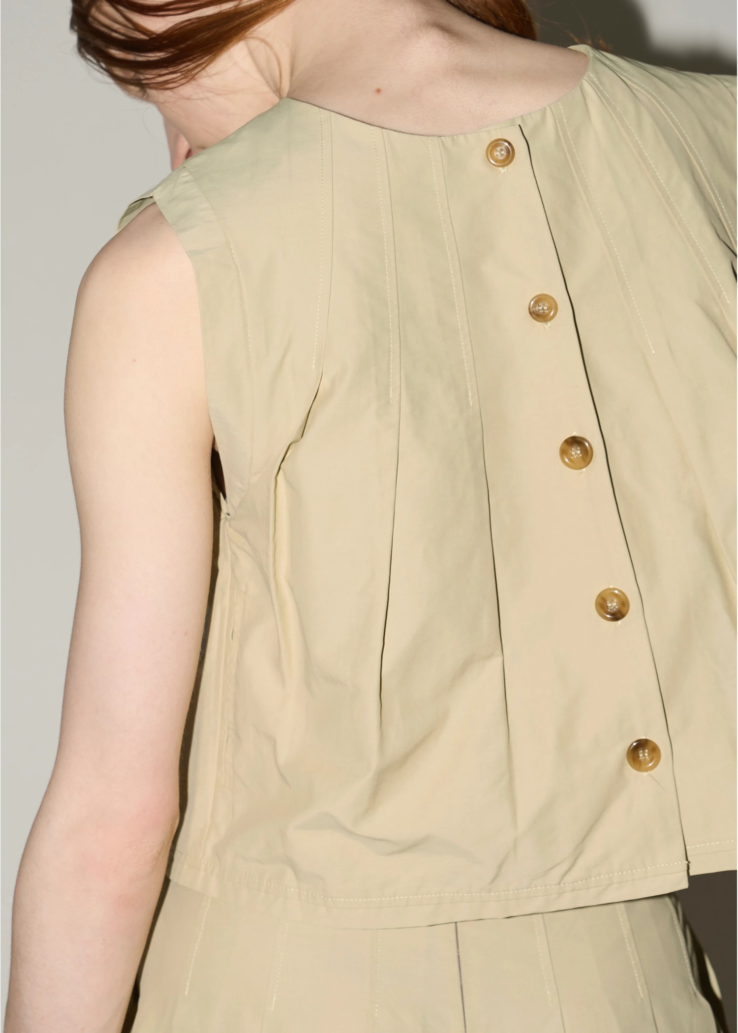 radially pleats no sleeve short tops