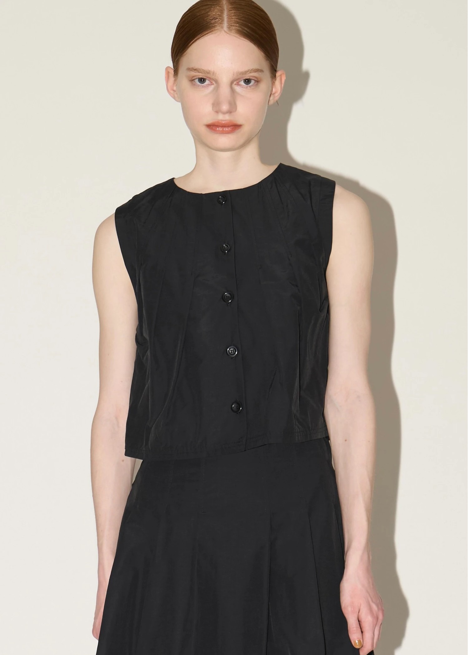 radially pleats no sleeve short tops