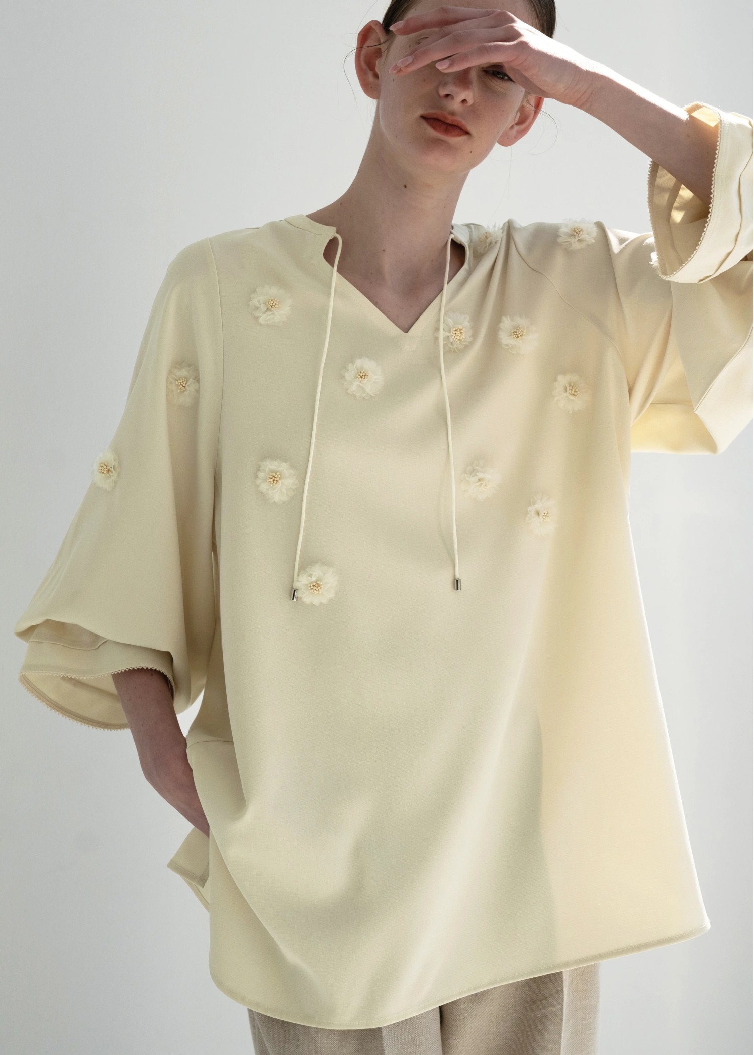 volume sleeve flower motif tunic BL