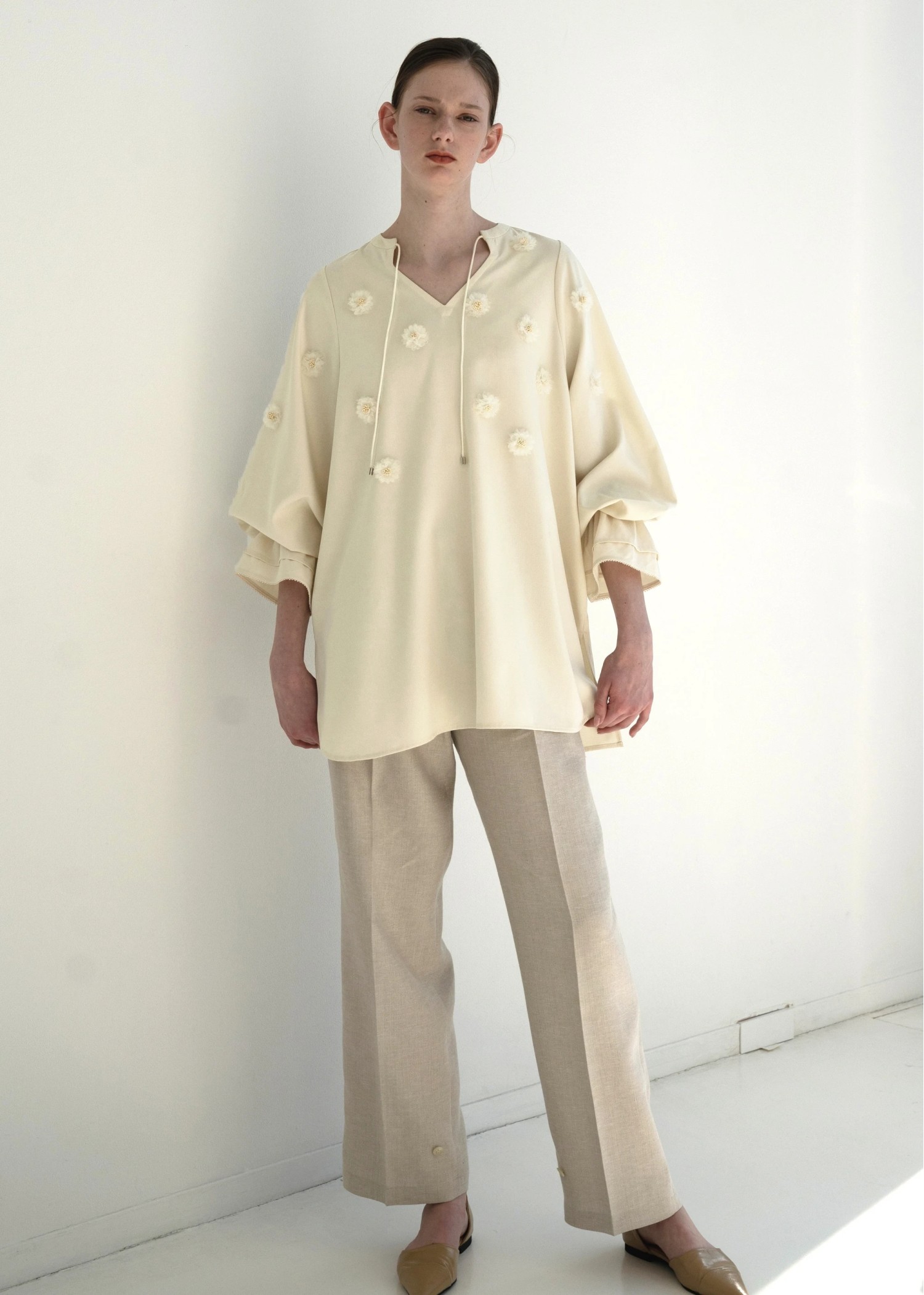 volume sleeve flower motif tunic BL