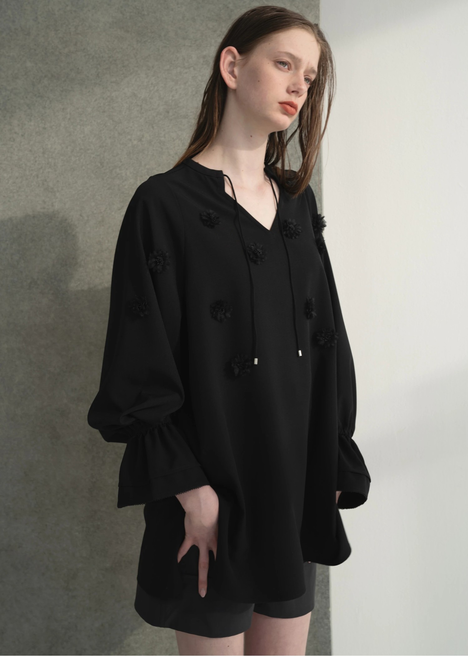 volume sleeve flower motif tunic BL