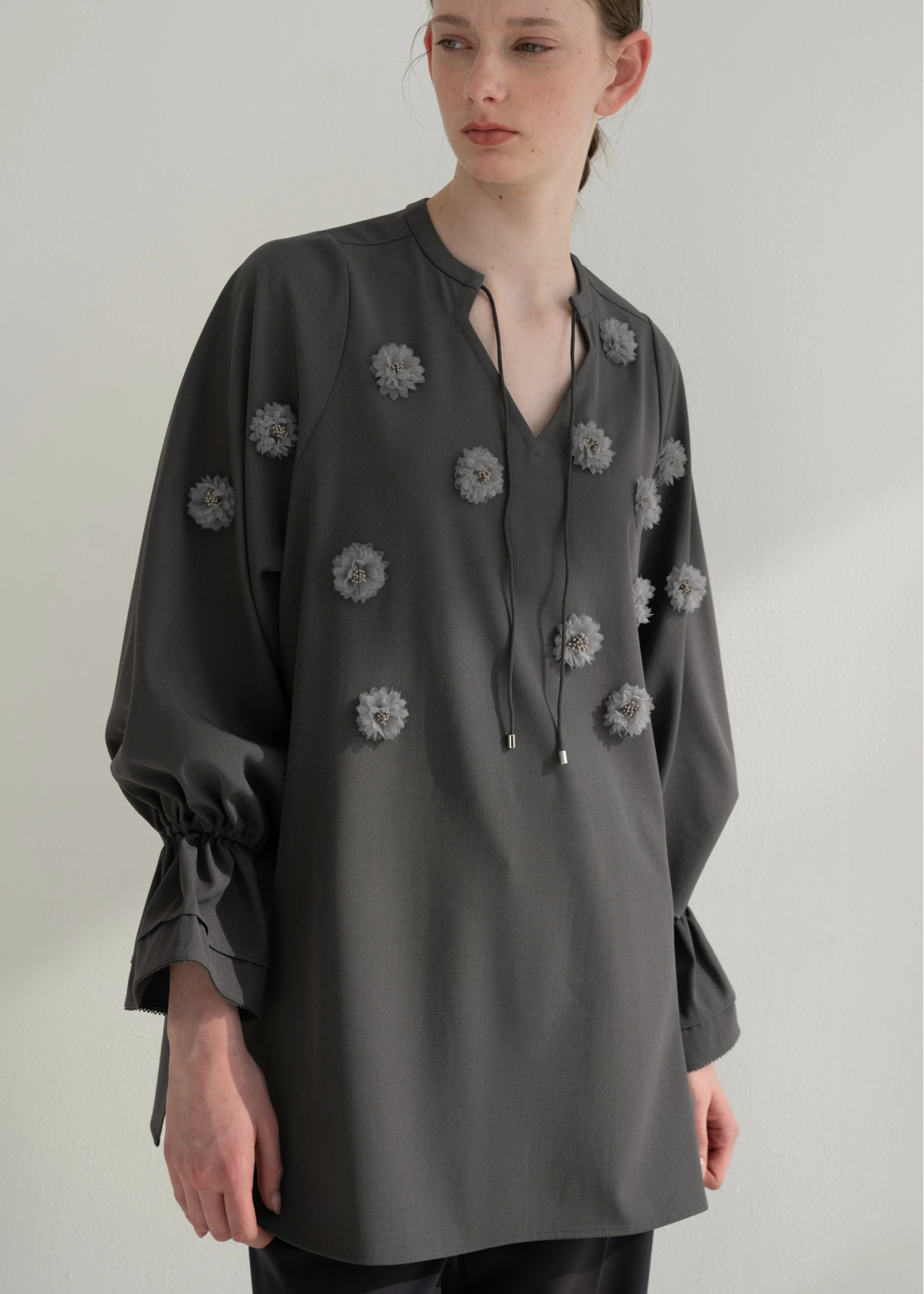 volume sleeve flower motif tunic BL