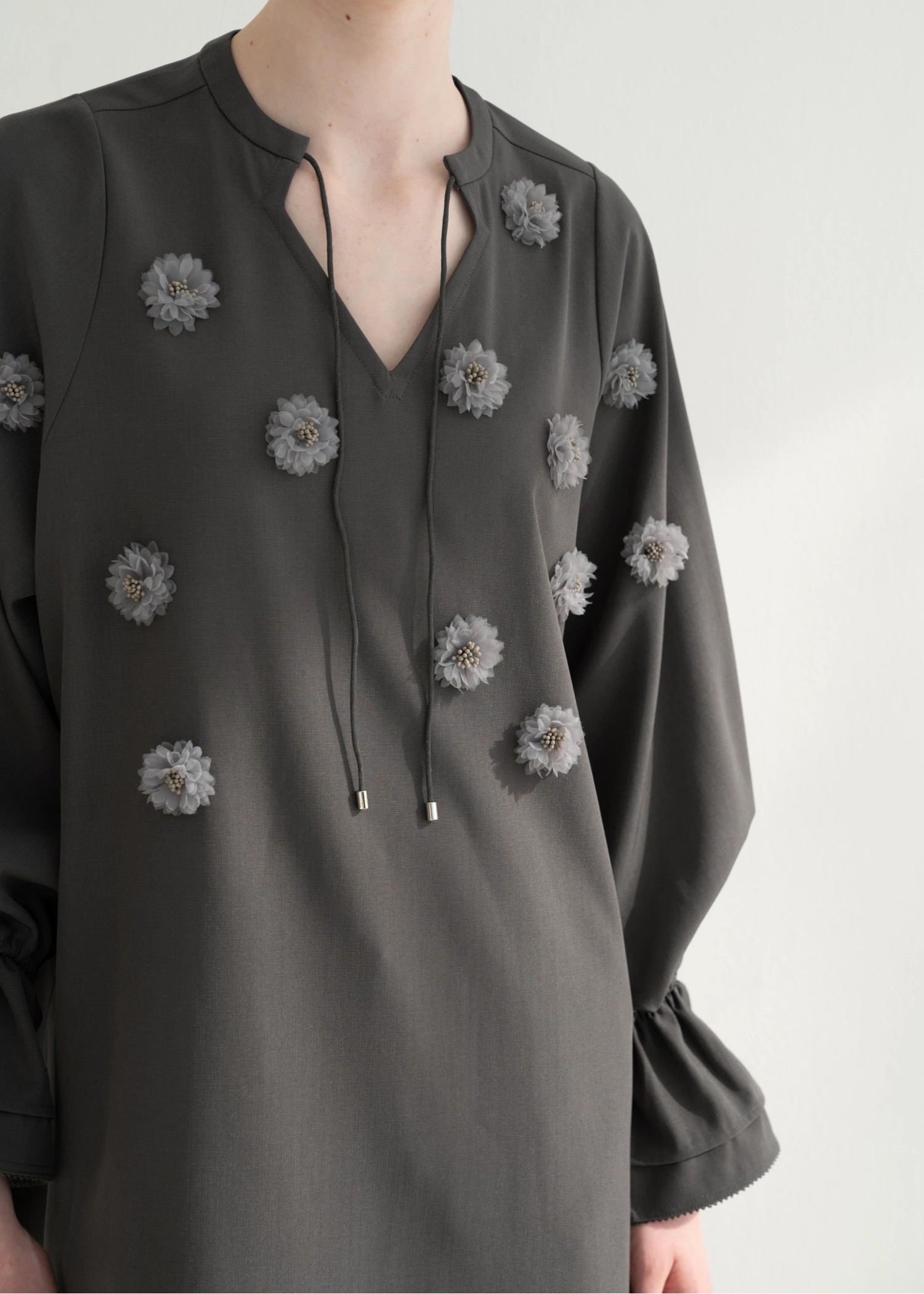volume sleeve flower motif tunic BL