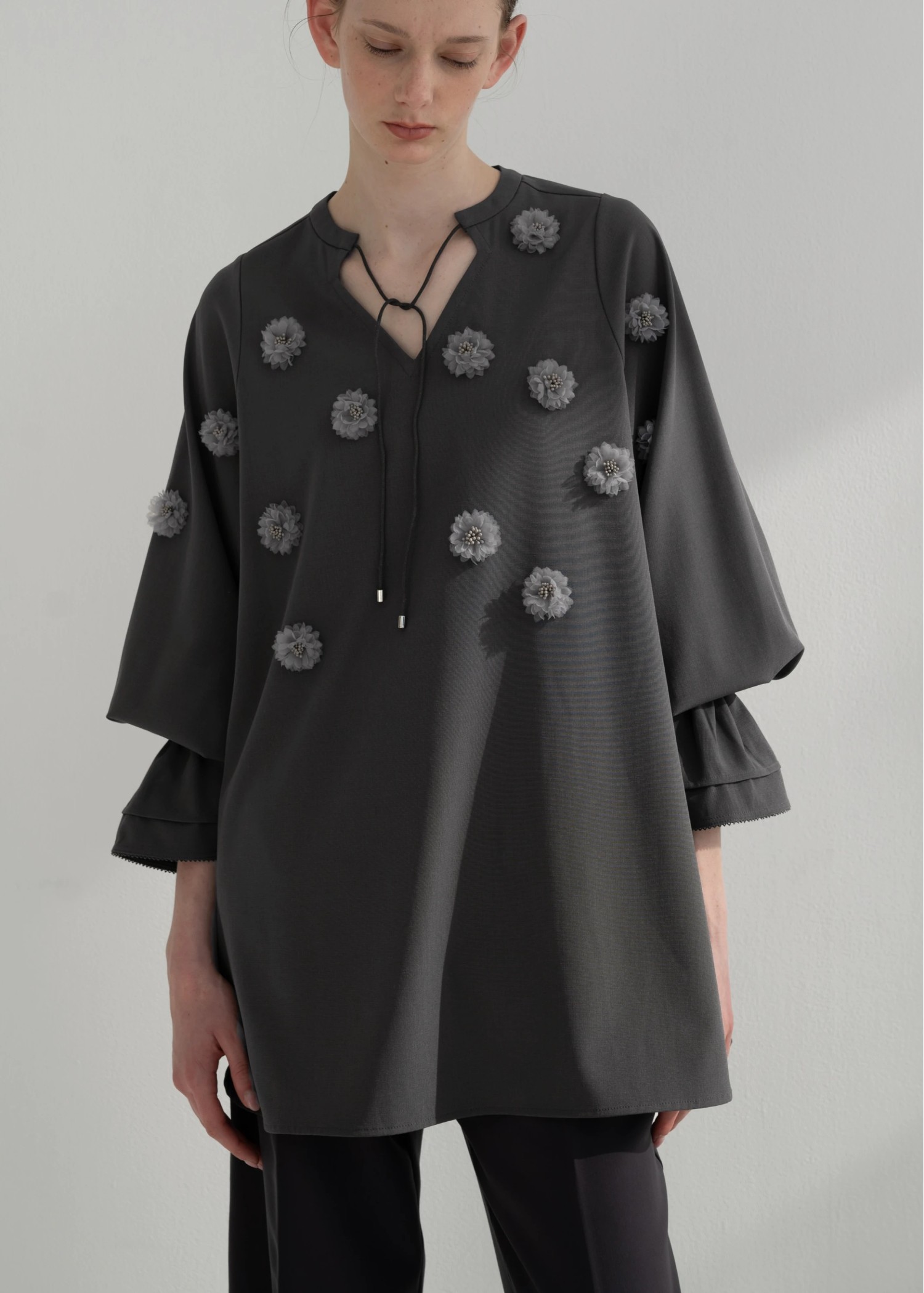 volume sleeve flower motif tunic BL