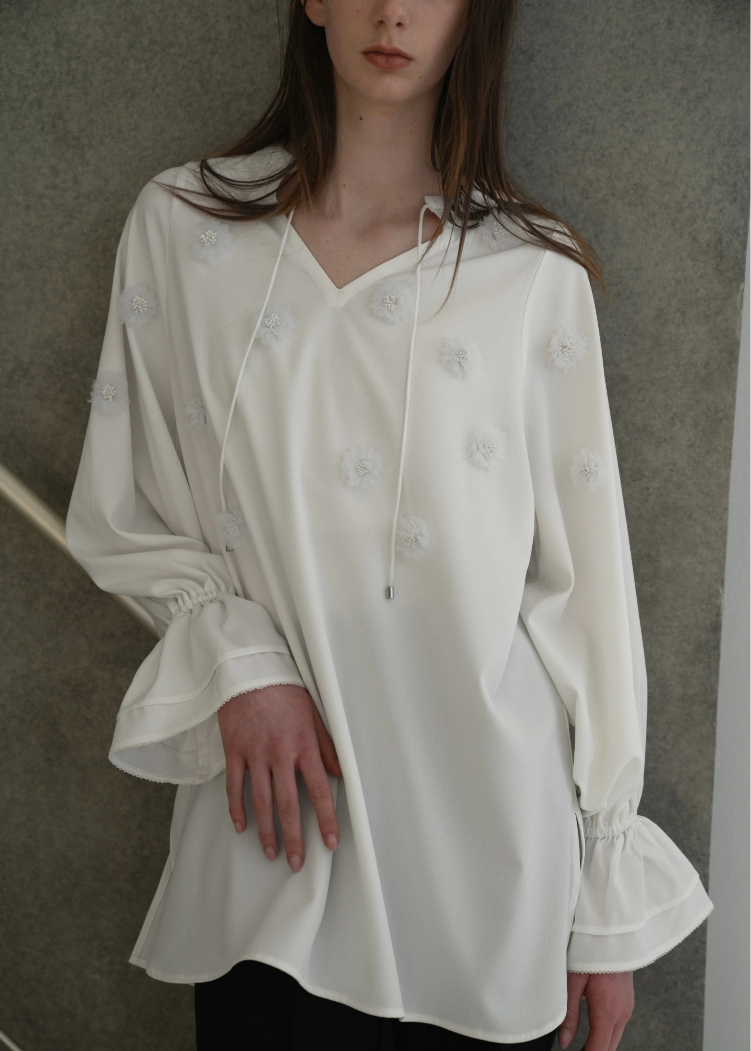 volume sleeve flower motif tunic BL