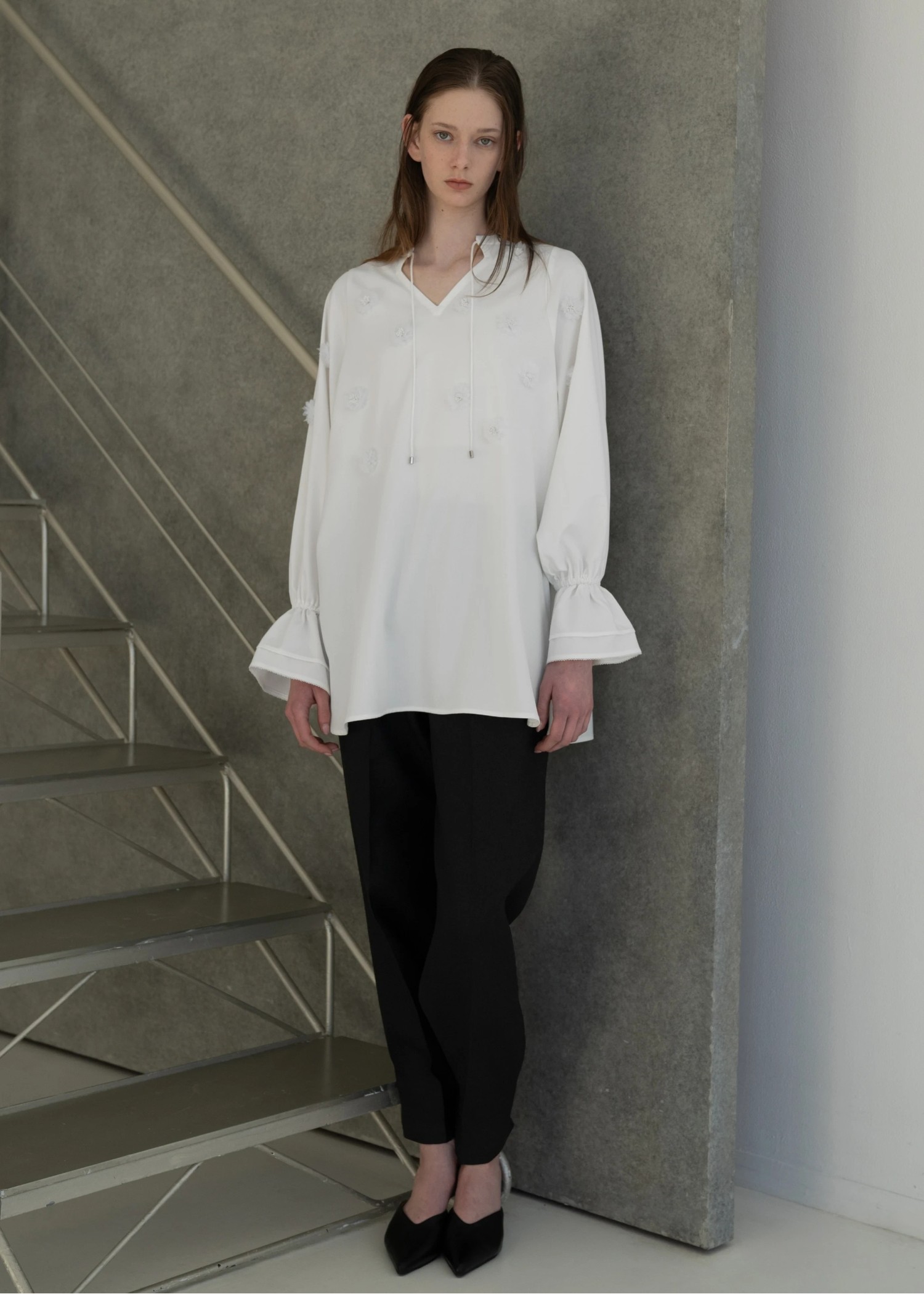 volume sleeve flower motif tunic BL