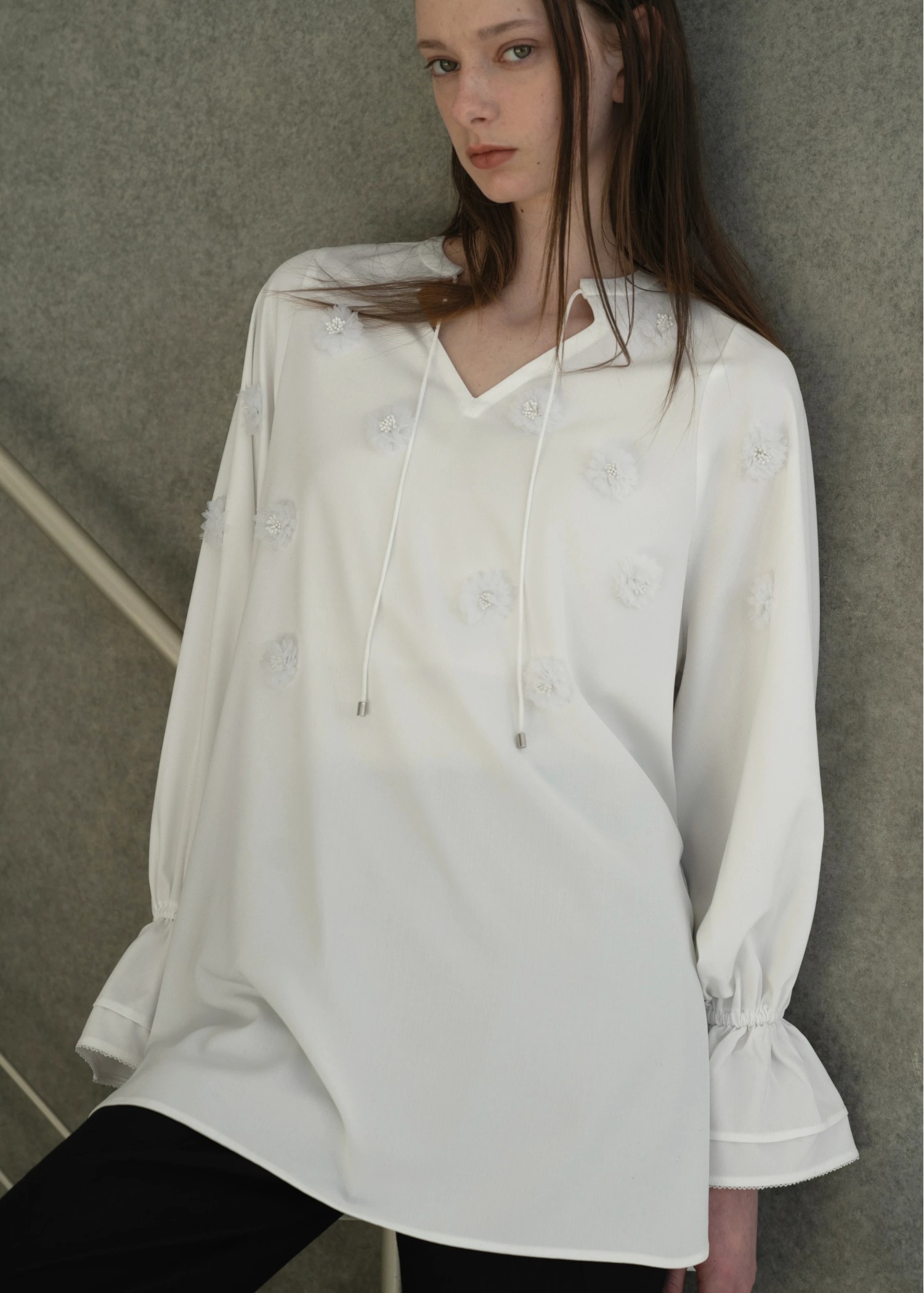 volume sleeve flower motif tunic BL