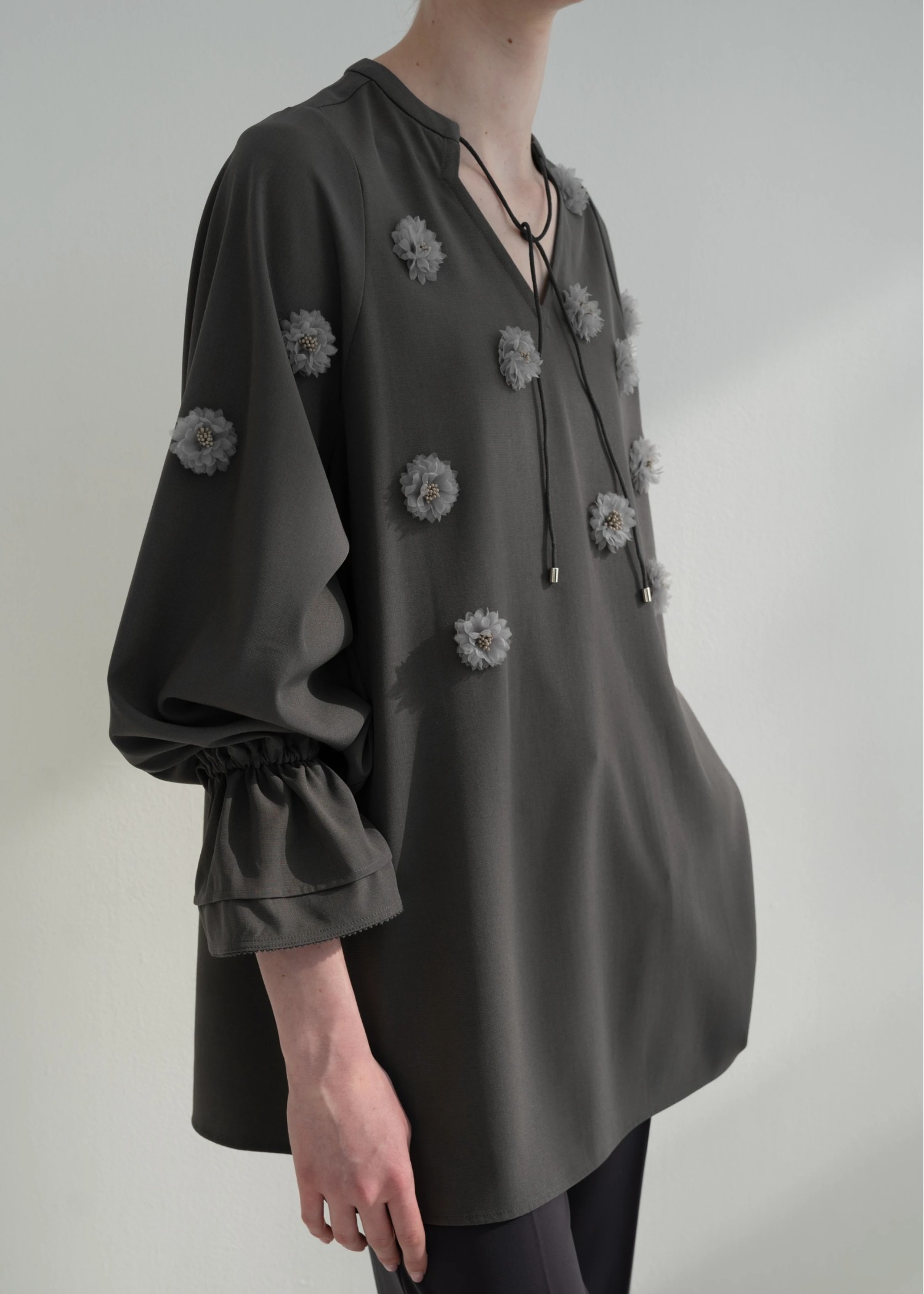 volume sleeve flower motif tunic BL