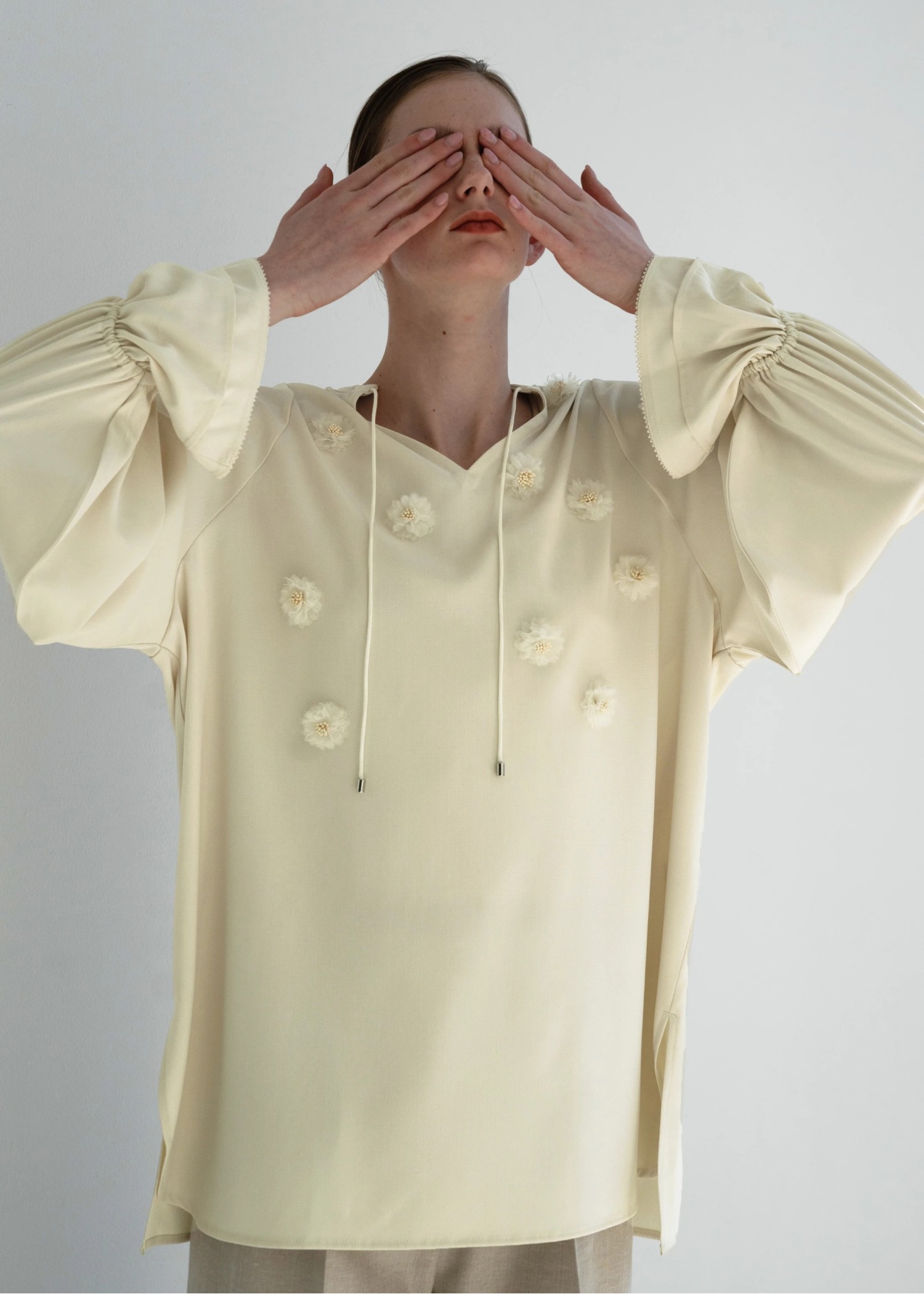 volume sleeve flower motif tunic BL