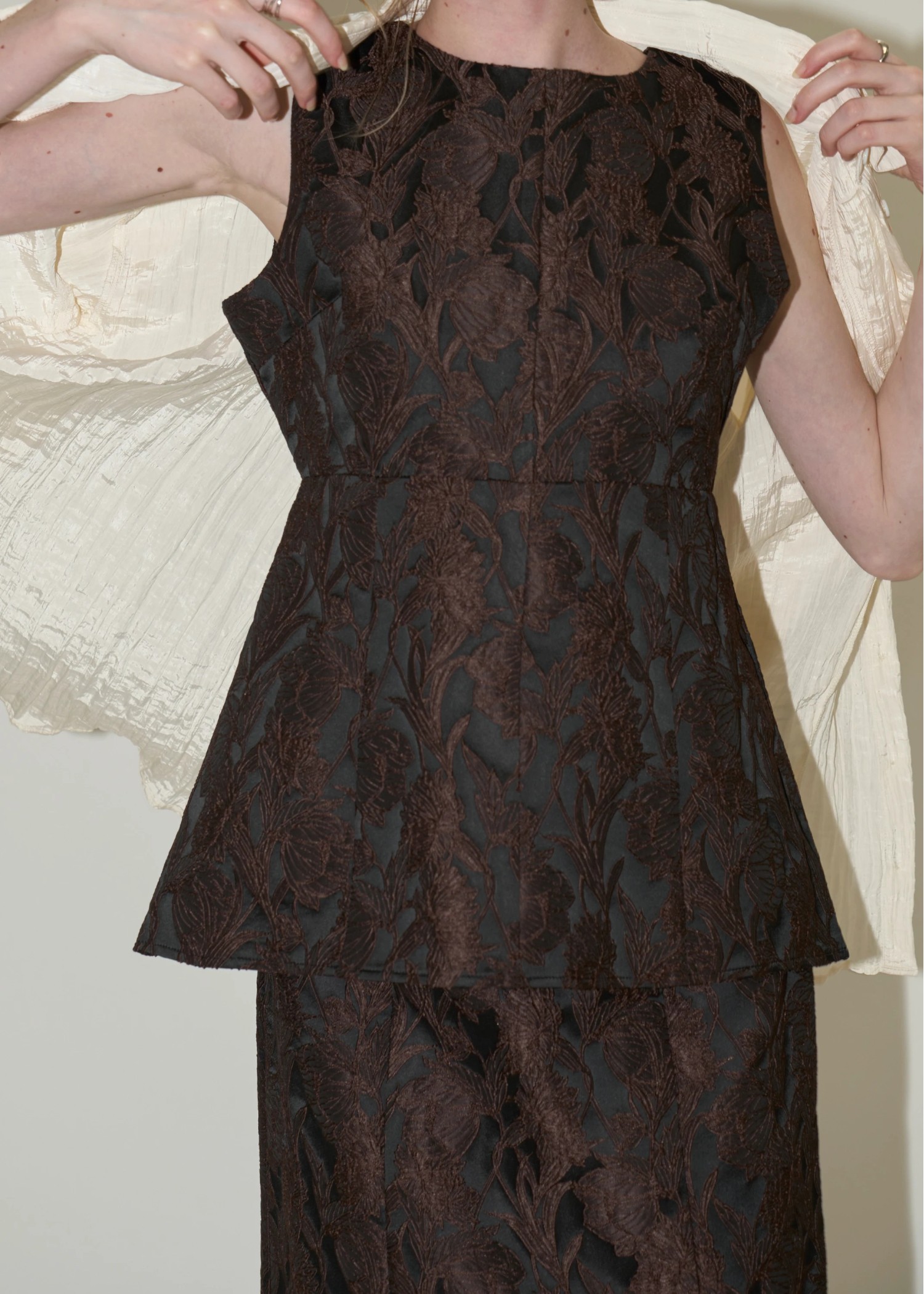 monotone jacquard no sleeve peplum TOPS