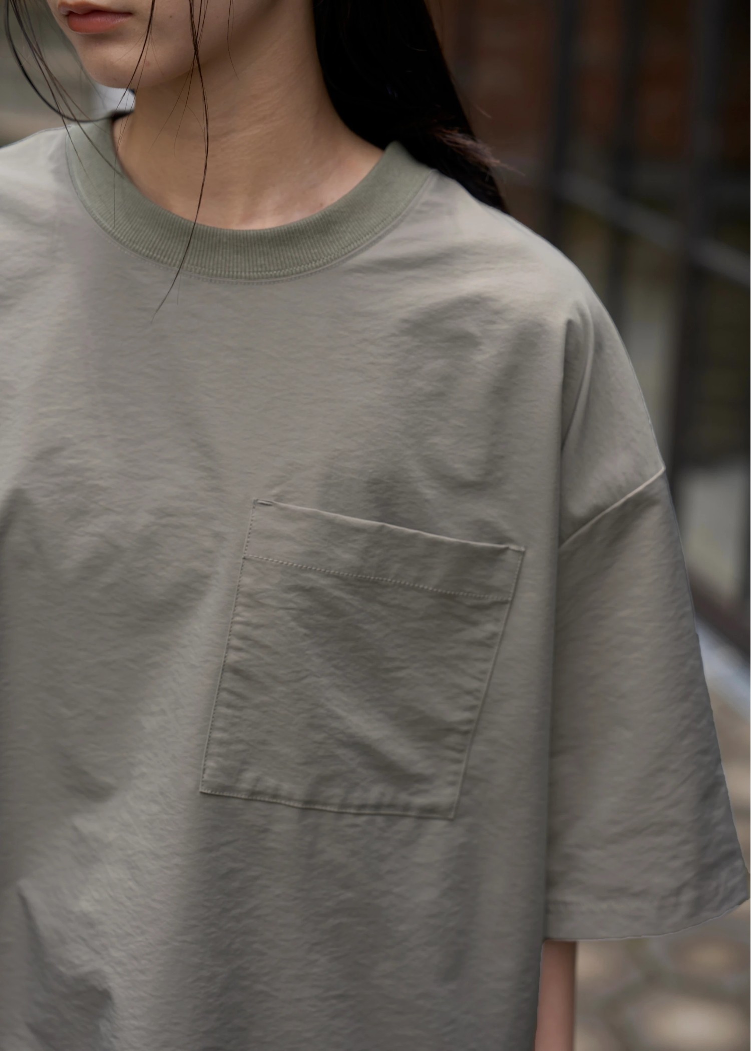 selectable size chest pocket woven T-shirt