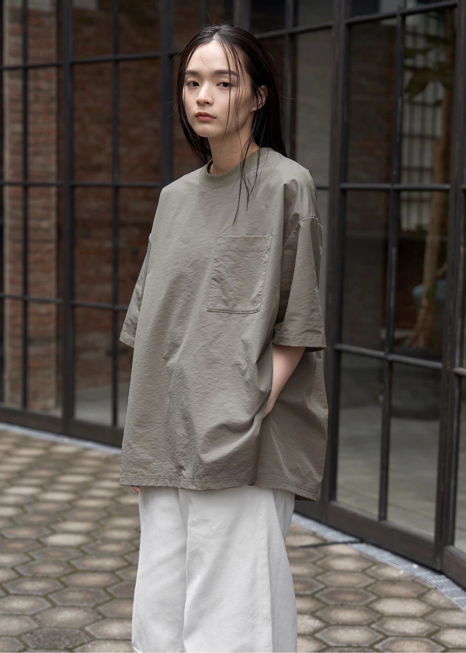 selectable size chest pocket woven T-shirt