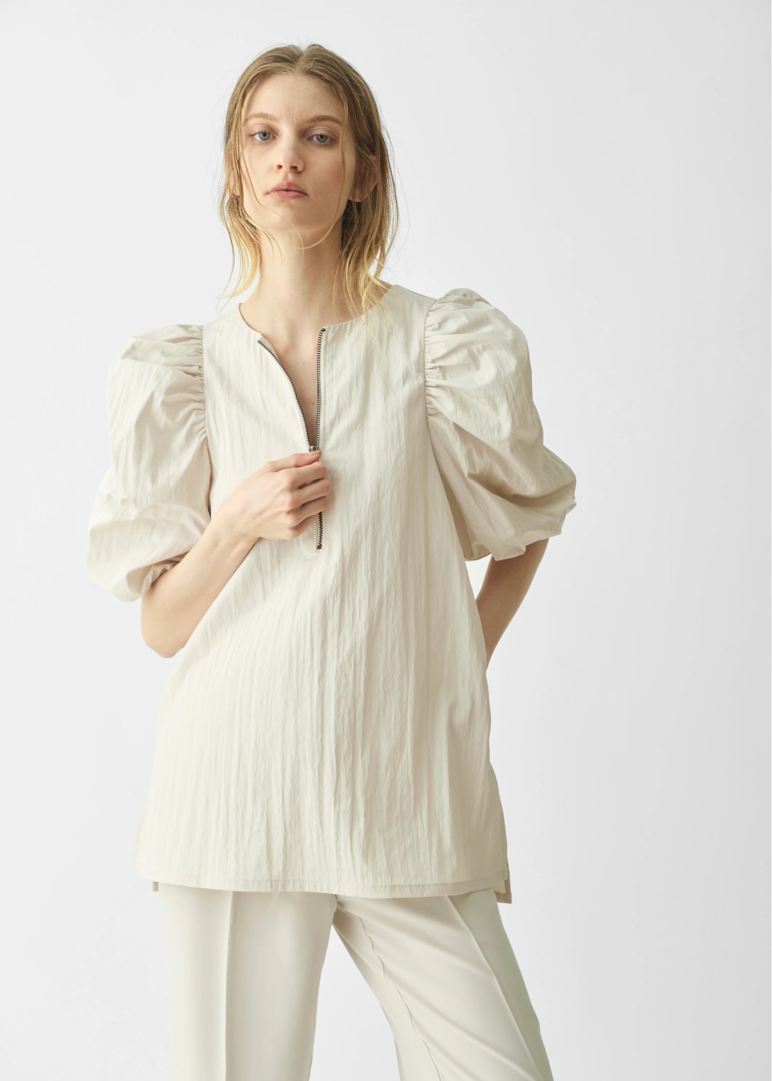 volume gather half sleeve zip BL