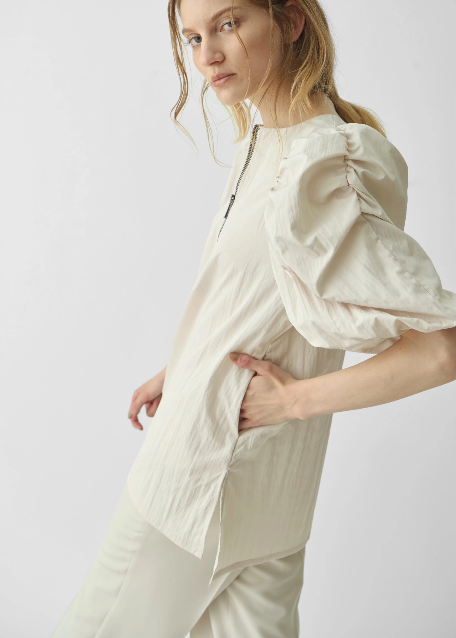 volume gather half sleeve zip BL