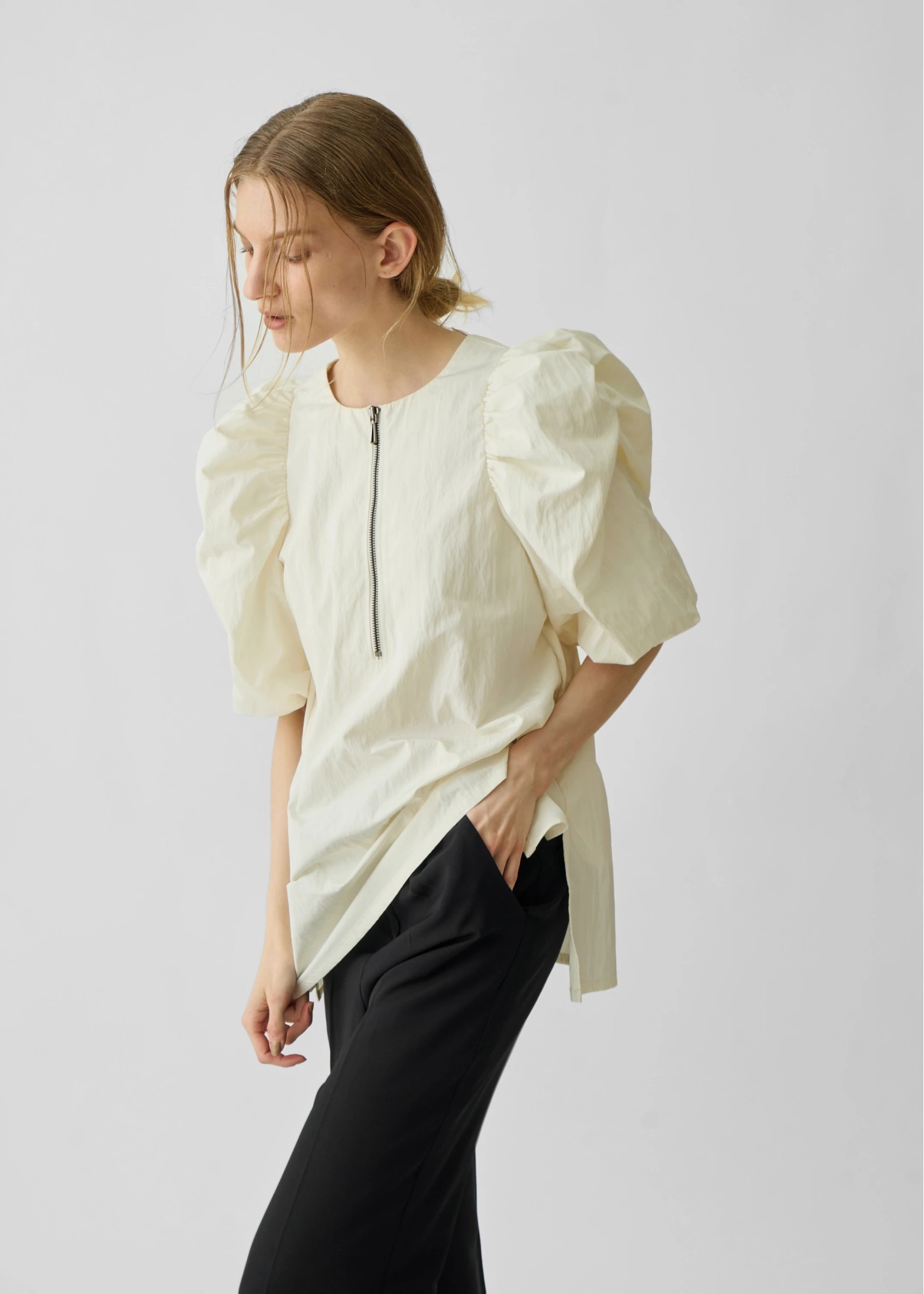 volume gather half sleeve zip BL