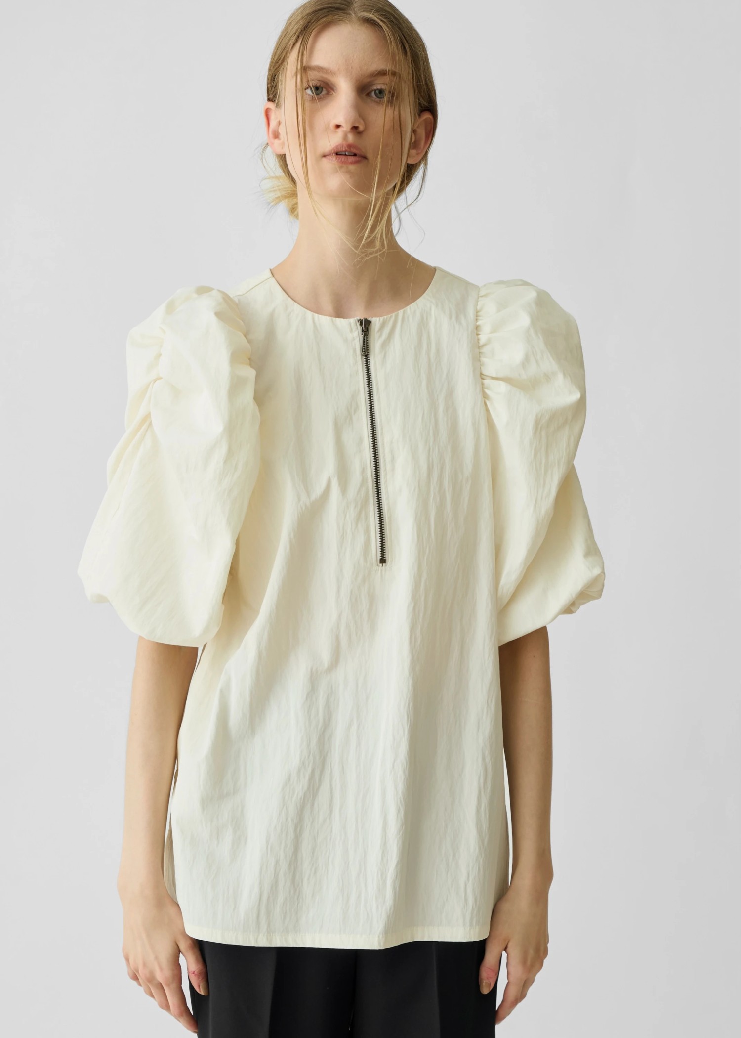 volume gather half sleeve zip BL