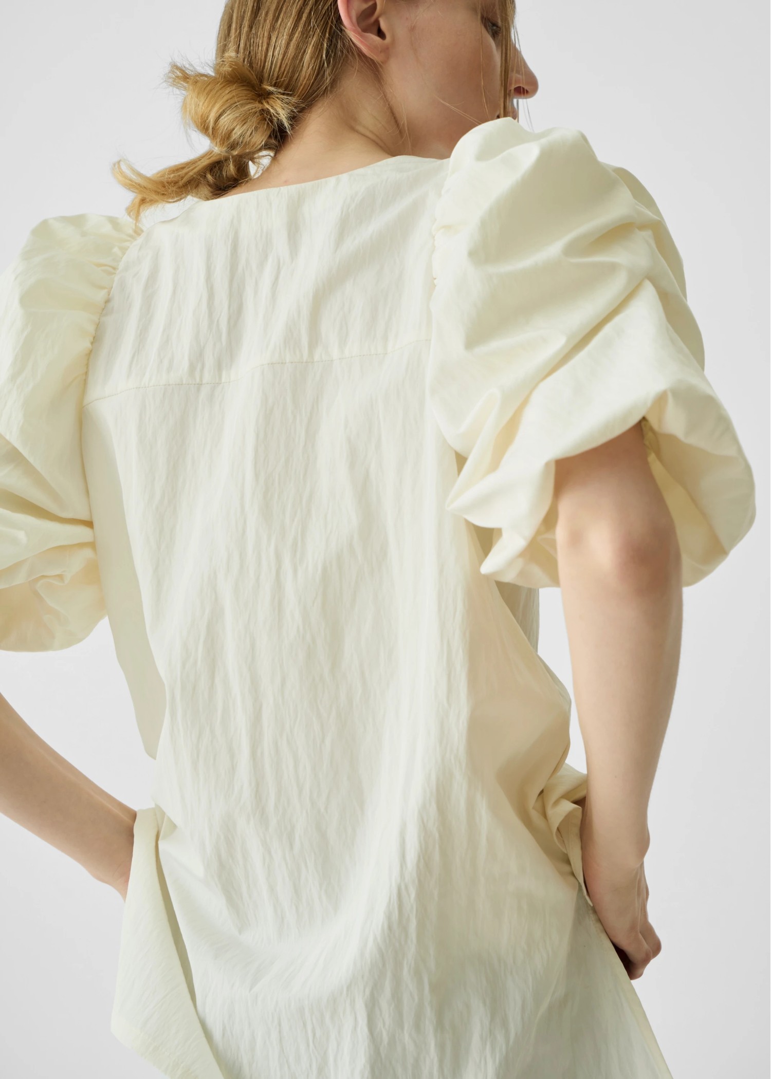 volume gather half sleeve zip BL