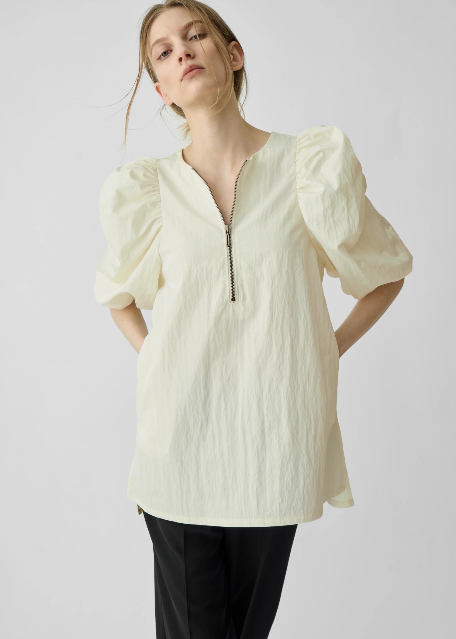 volume gather half sleeve zip BL