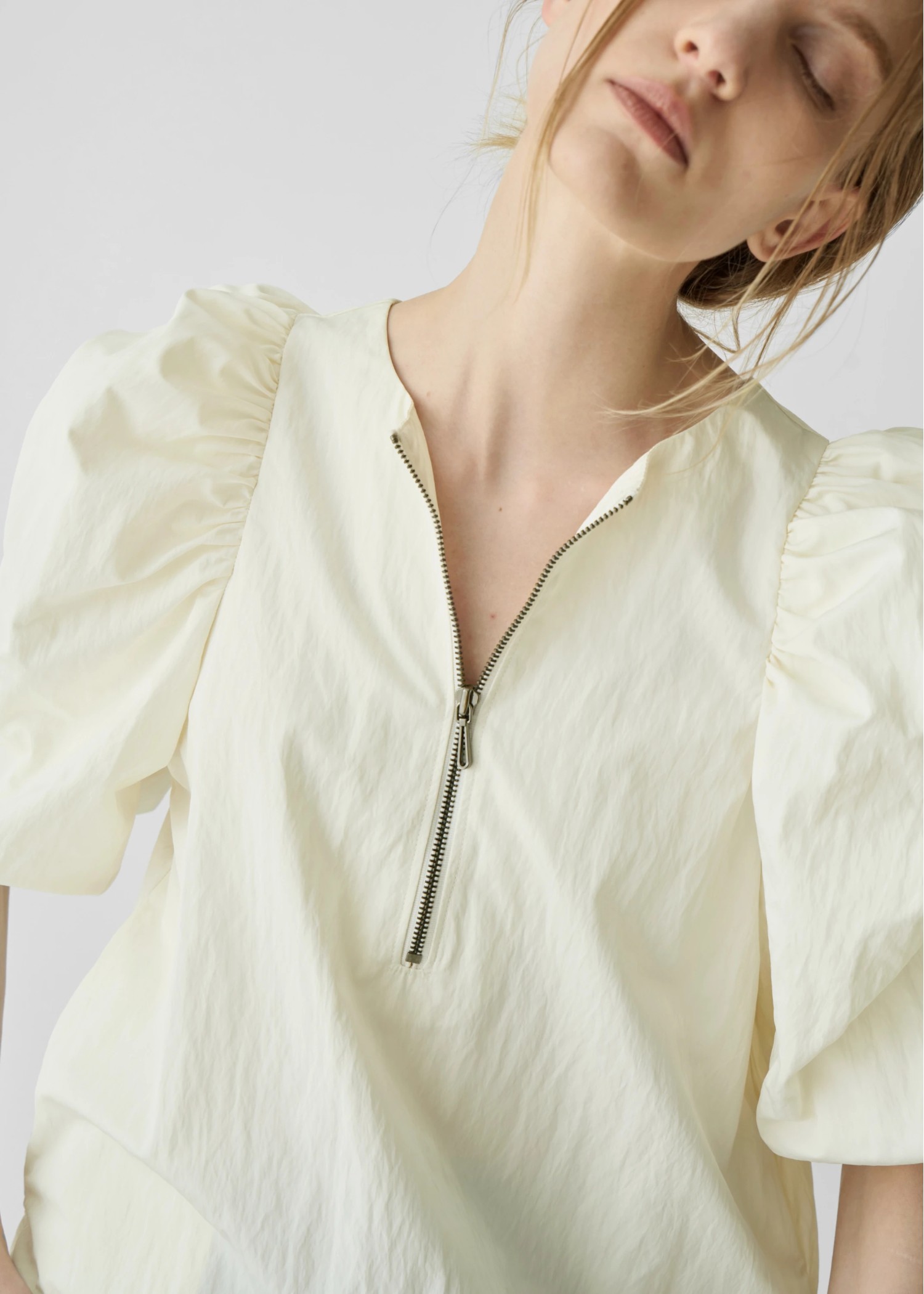 volume gather half sleeve zip BL