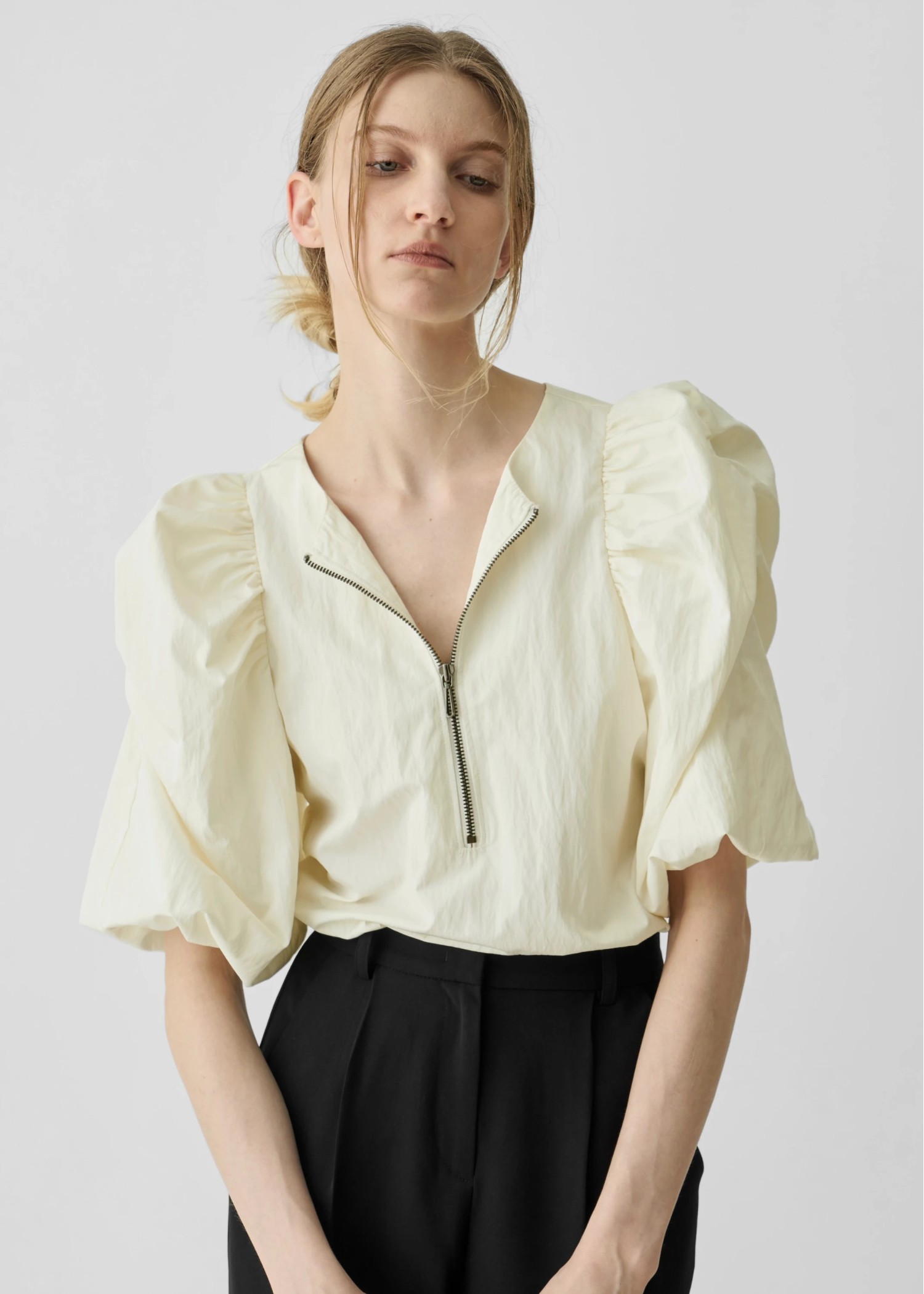 volume gather half sleeve zip BL