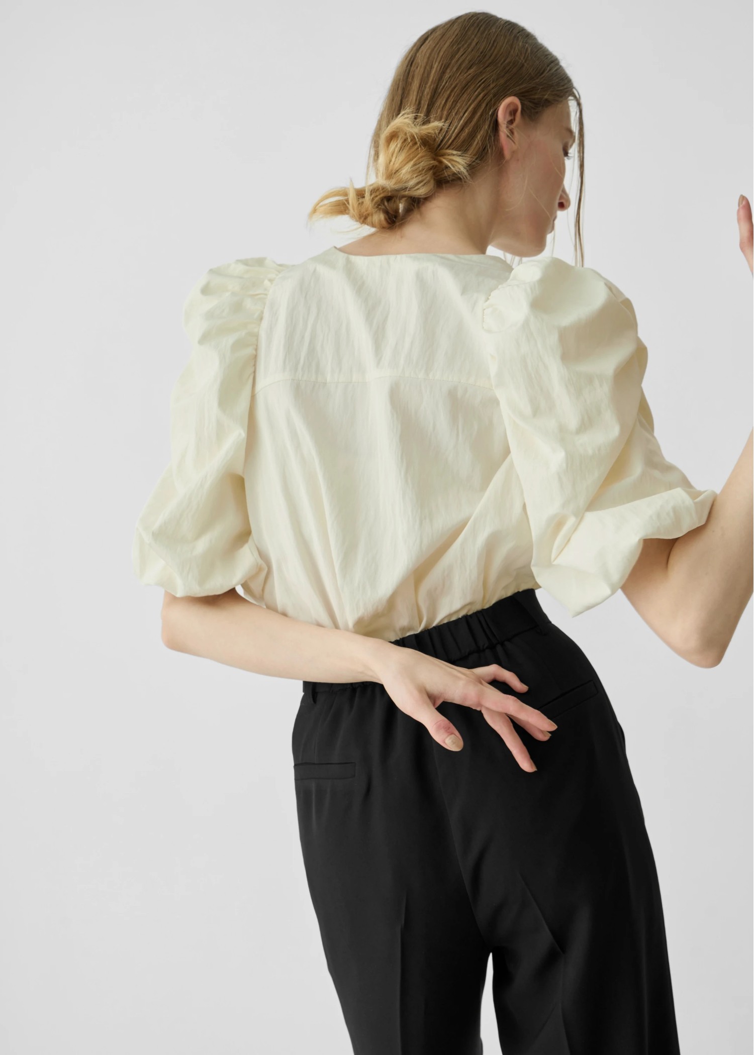 volume gather half sleeve zip BL