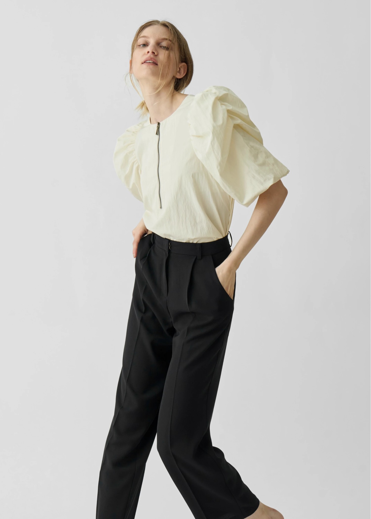 volume gather half sleeve zip BL