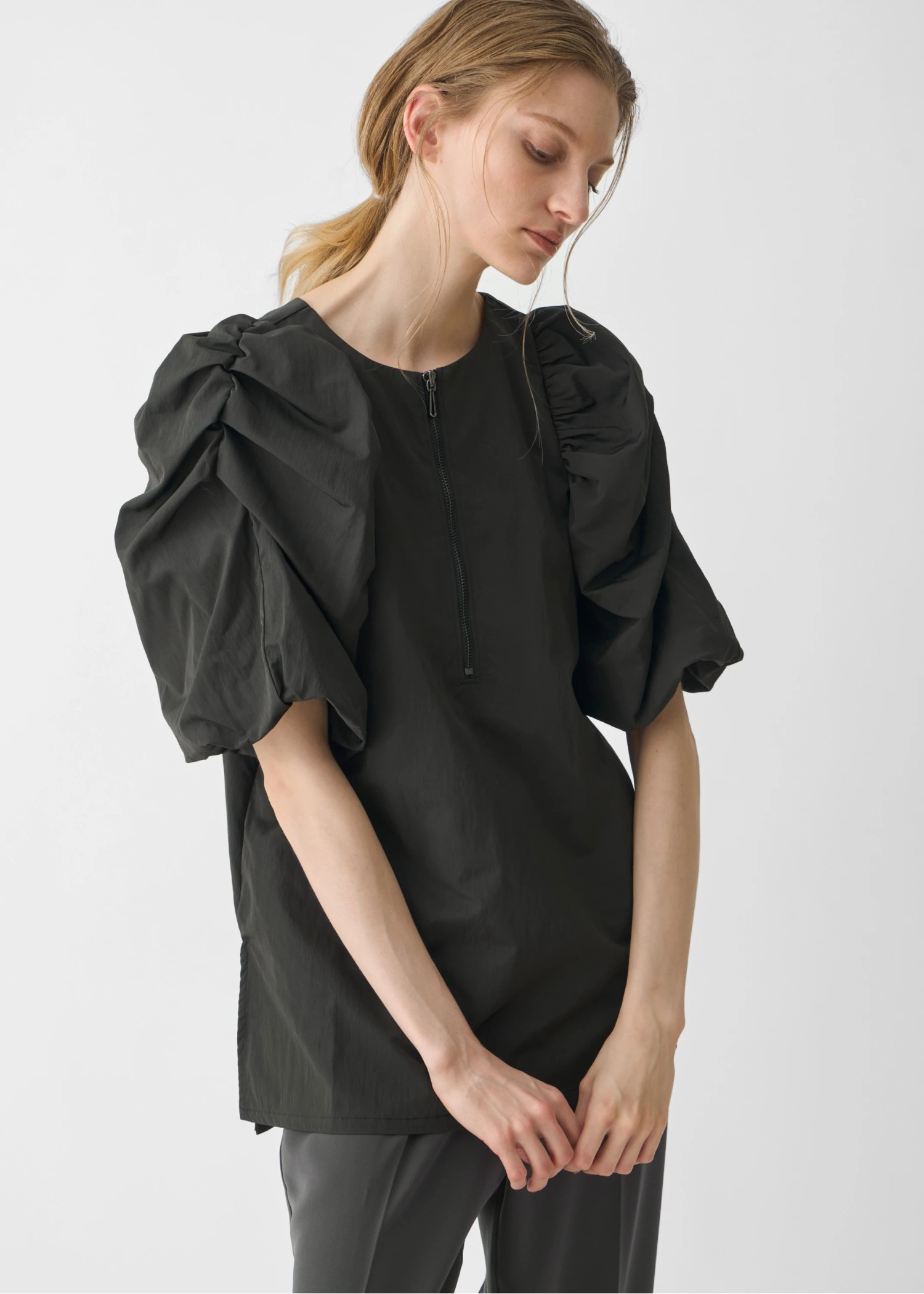 volume gather half sleeve zip BL